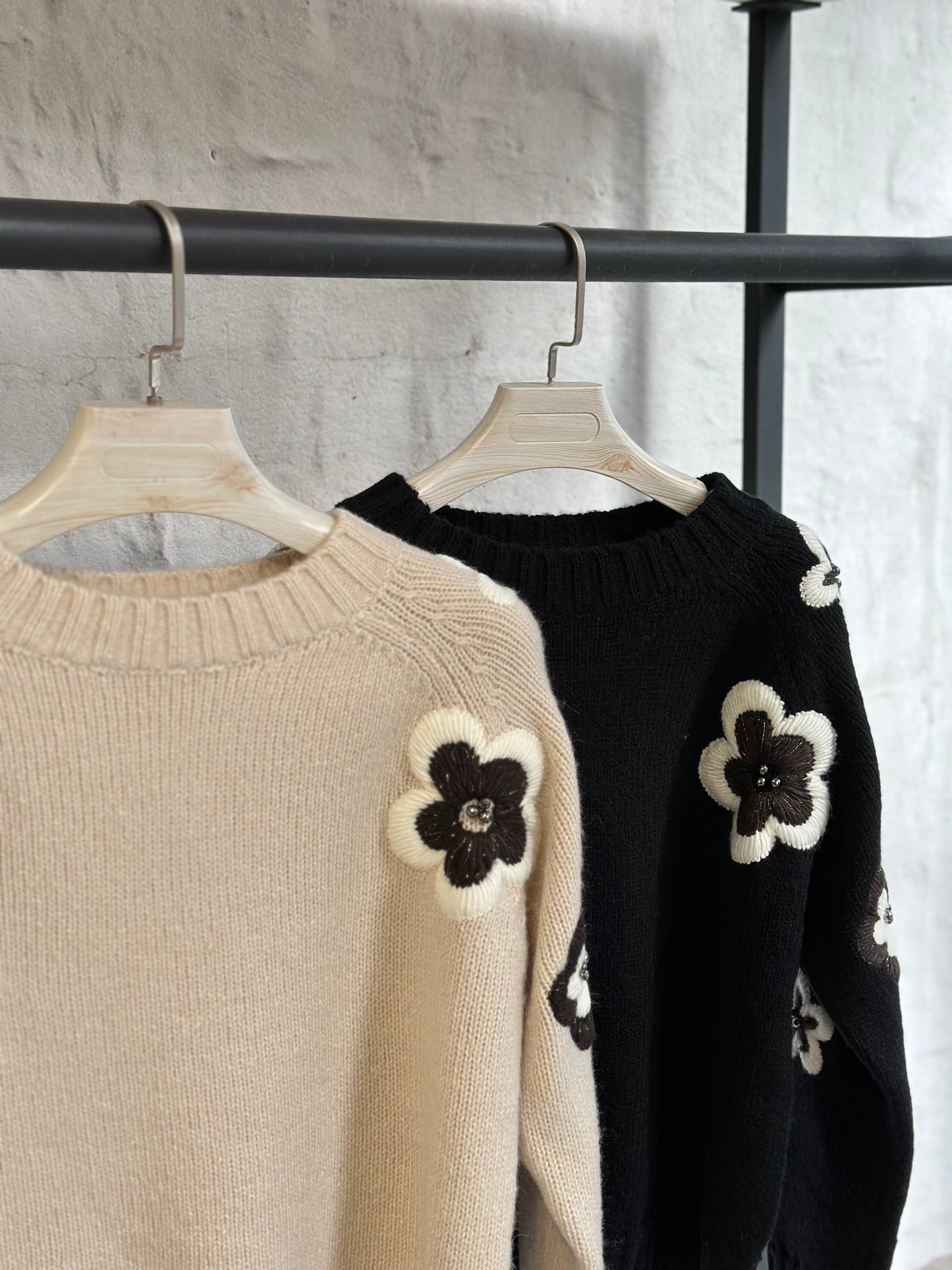 Дамски пуловер на цветя в черно