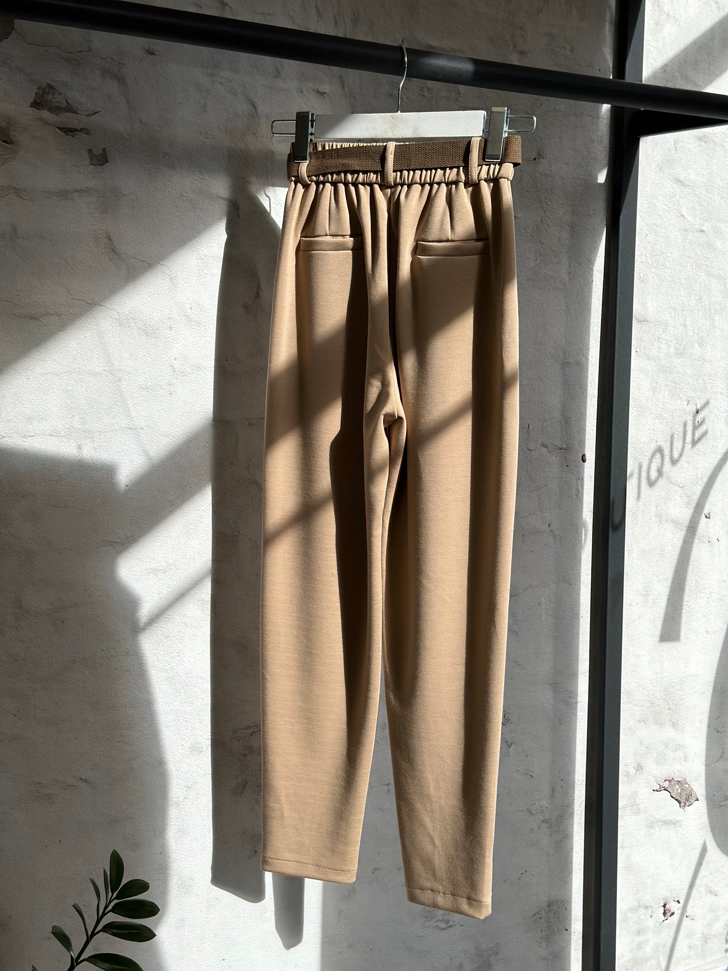 Дамски панталон с колан - бежов