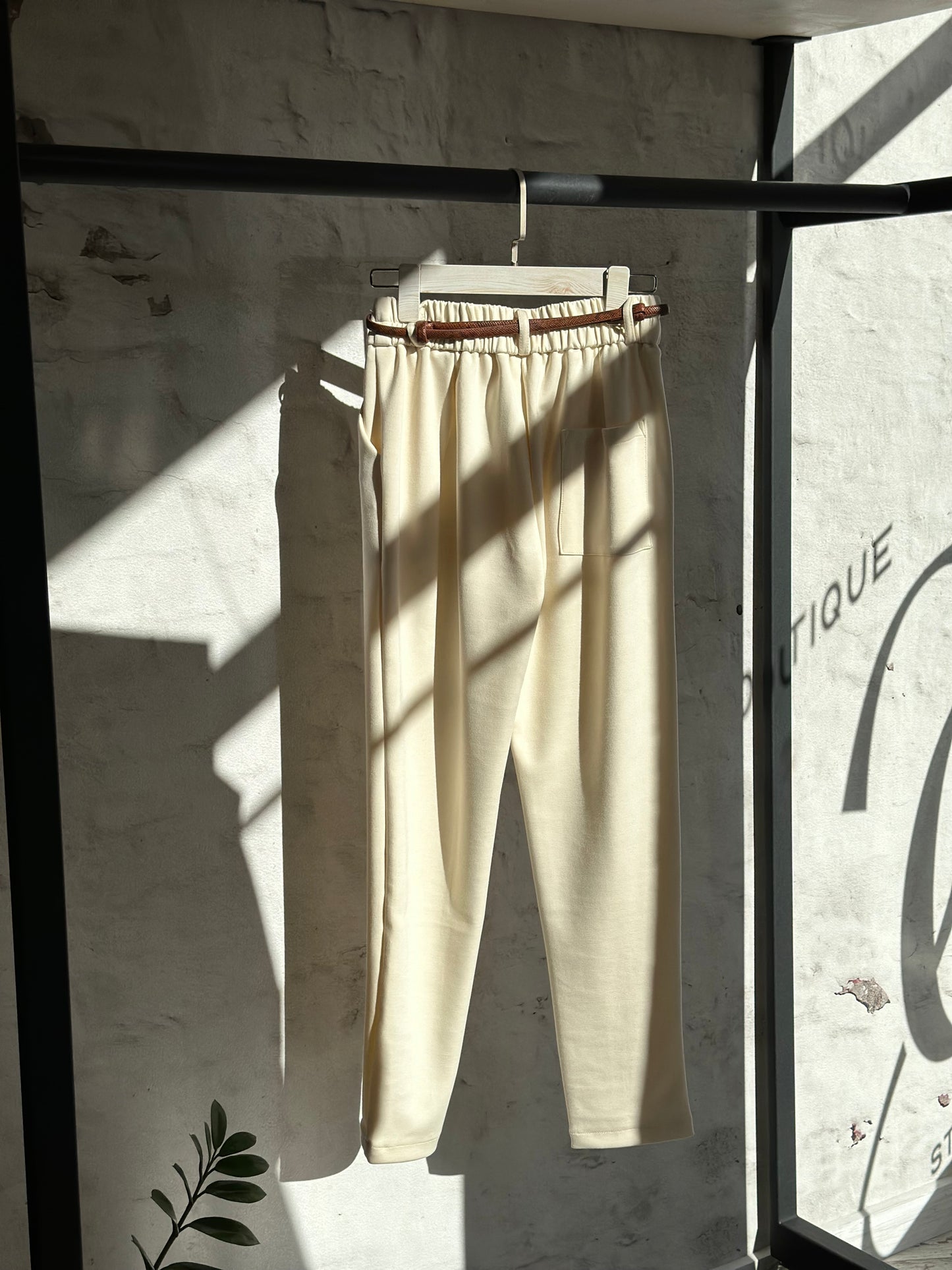 Дамски панталон с колан - кремав