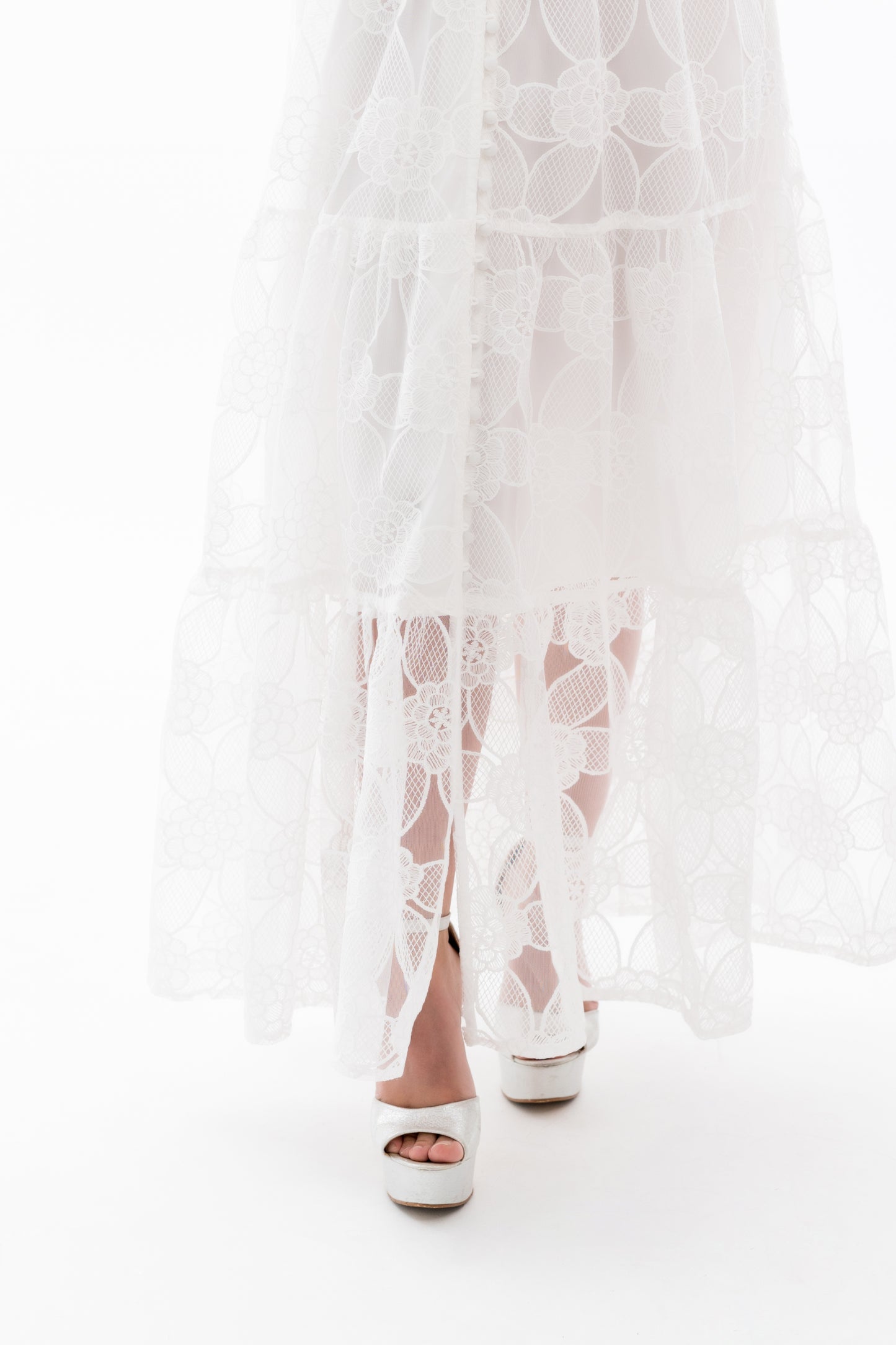 Дамска рокля с колан- бяла