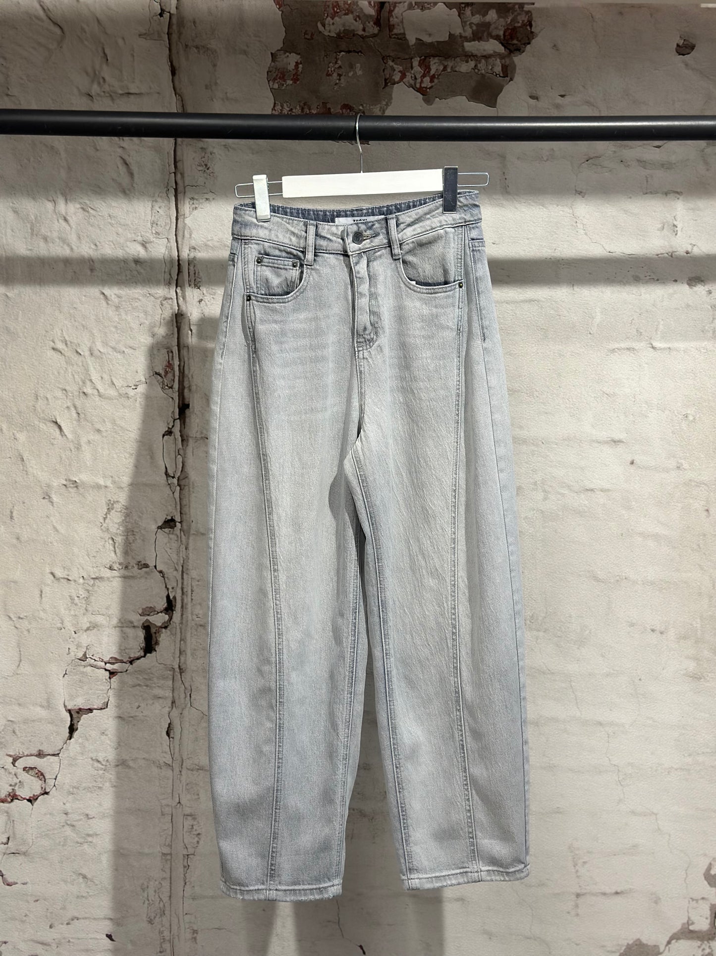 Дамски дънки с висока талия в светъл деним