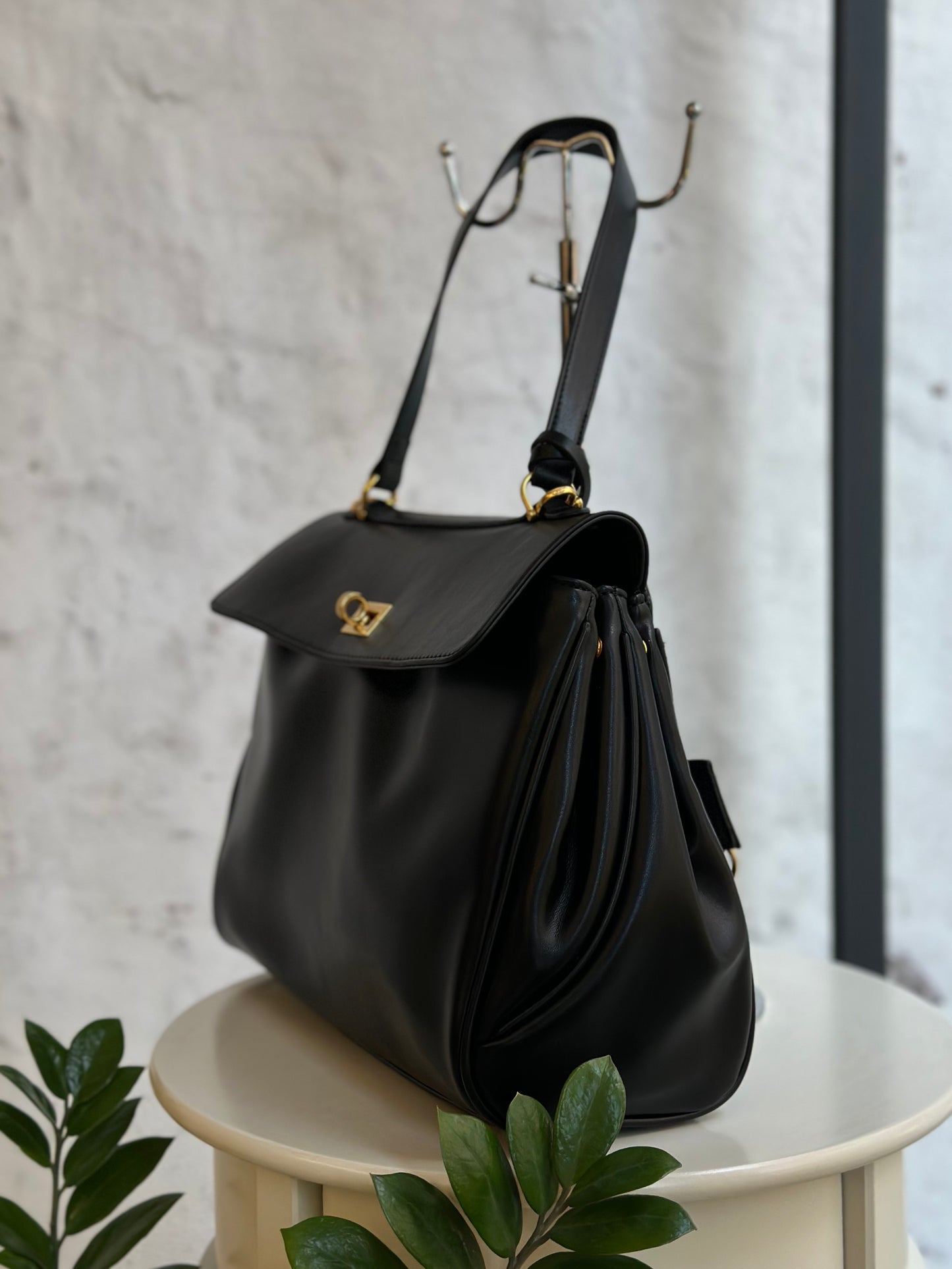 Дамска чанта от еко кожа- със златисти елементи