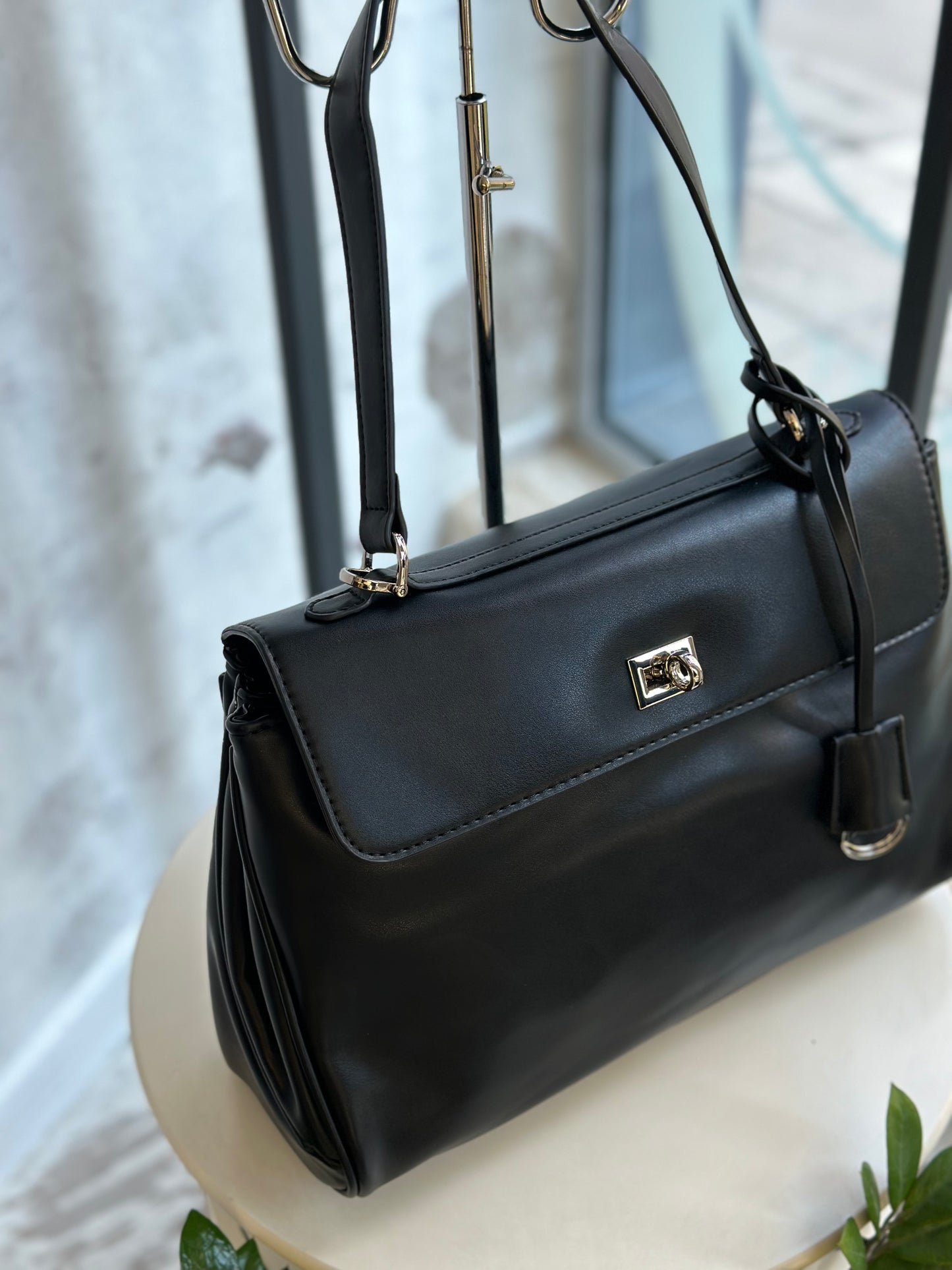 Дамска чанта от еко кожа- със сребристи елементи