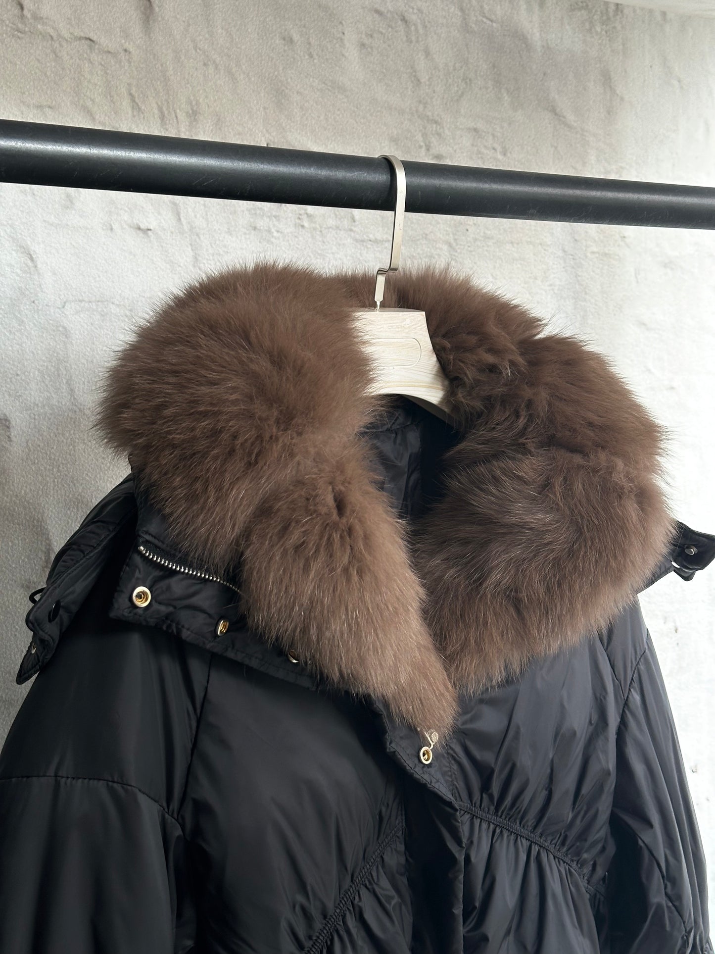 Дамско яке с гъши пух и качулка с косъм