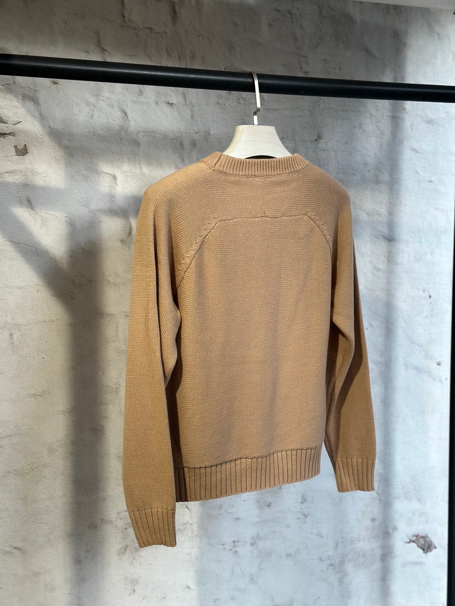 Дамски пуловер със златни елементи -бежов