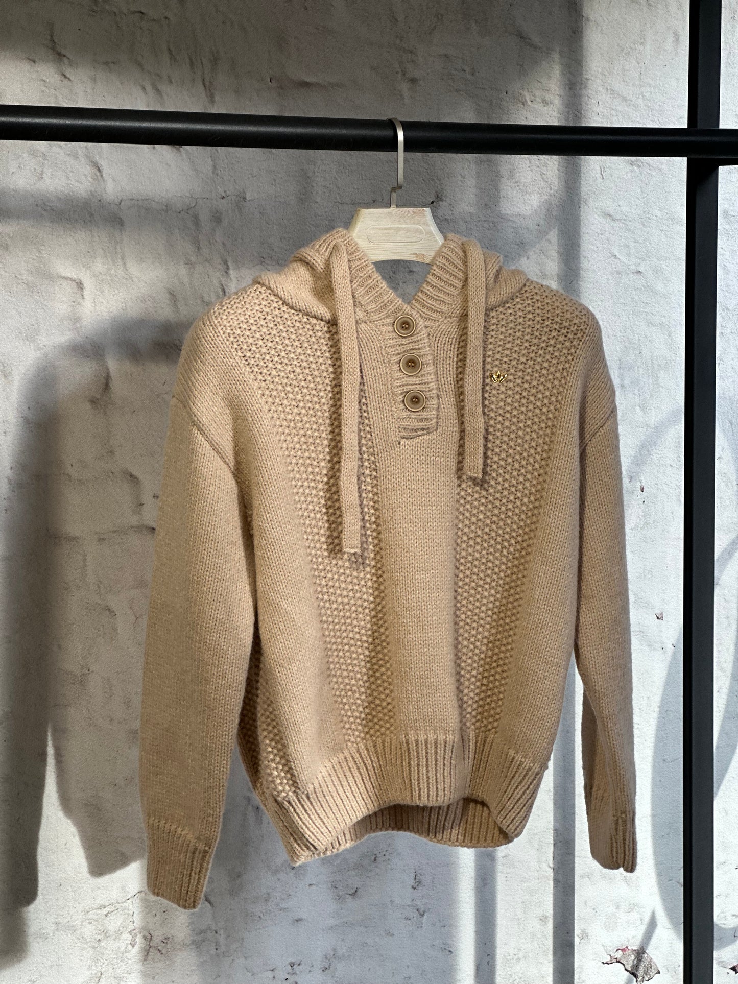 Дамски пуловер с качулка-бежов