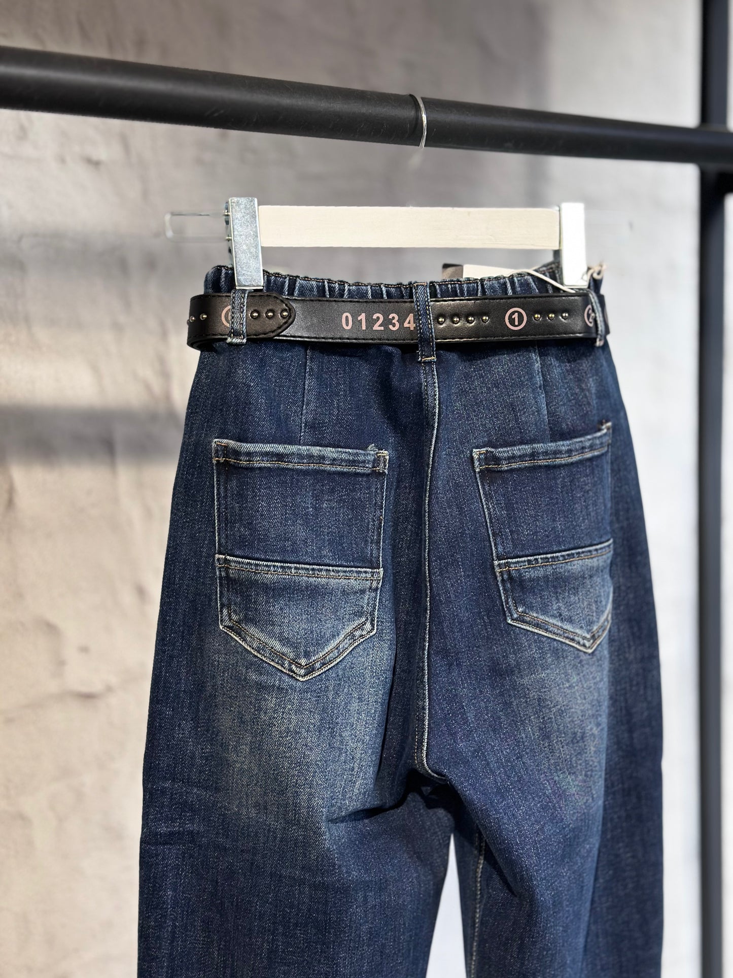 Дамски дънки с висока талия и колан в кръста