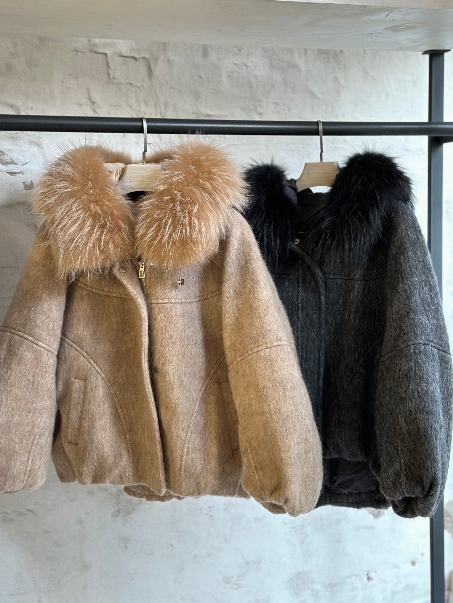 Дамско яке-графит с качулка от естествен косъм