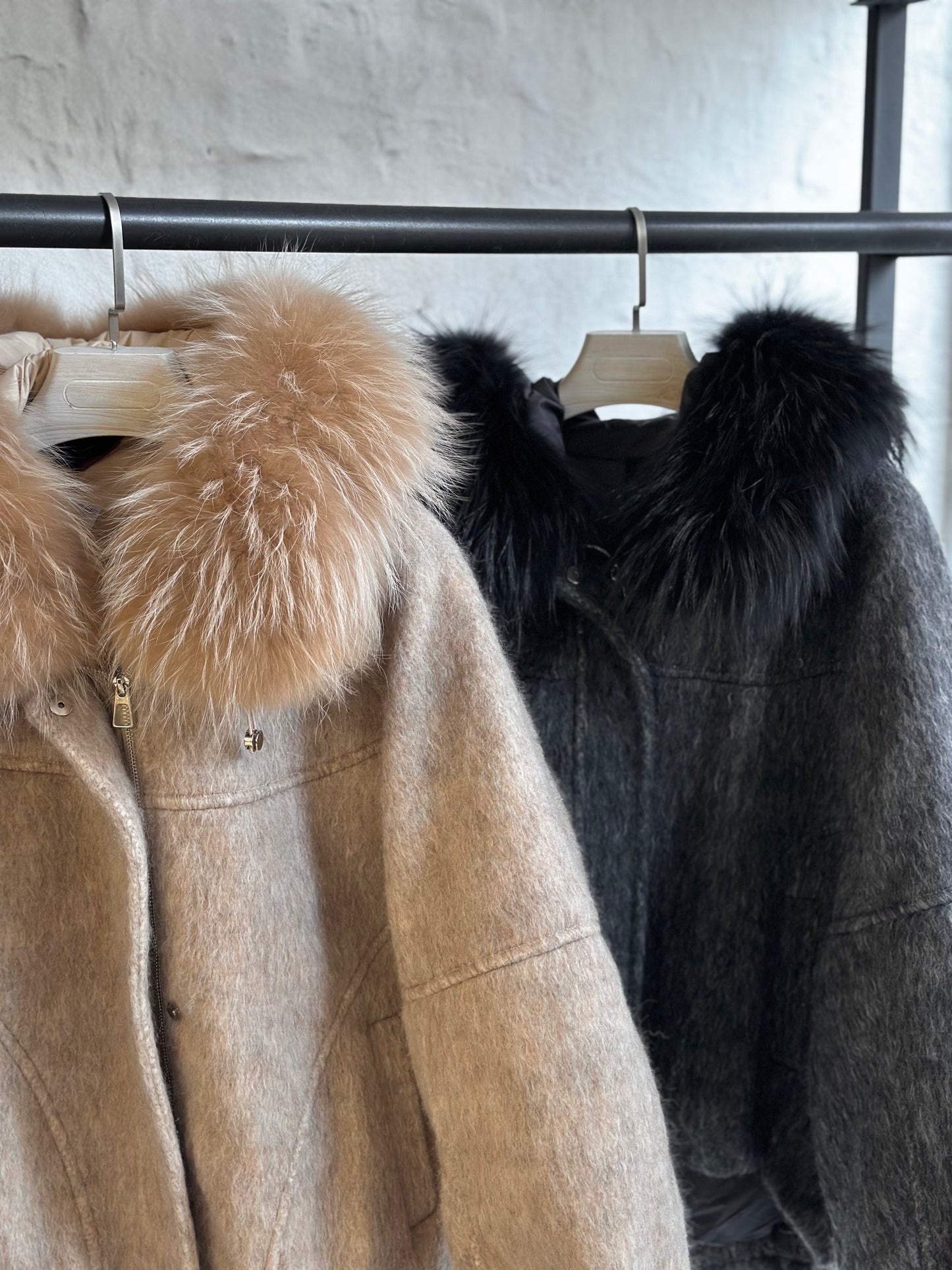 Дамско яке-бежово с качулка от естествен косъм