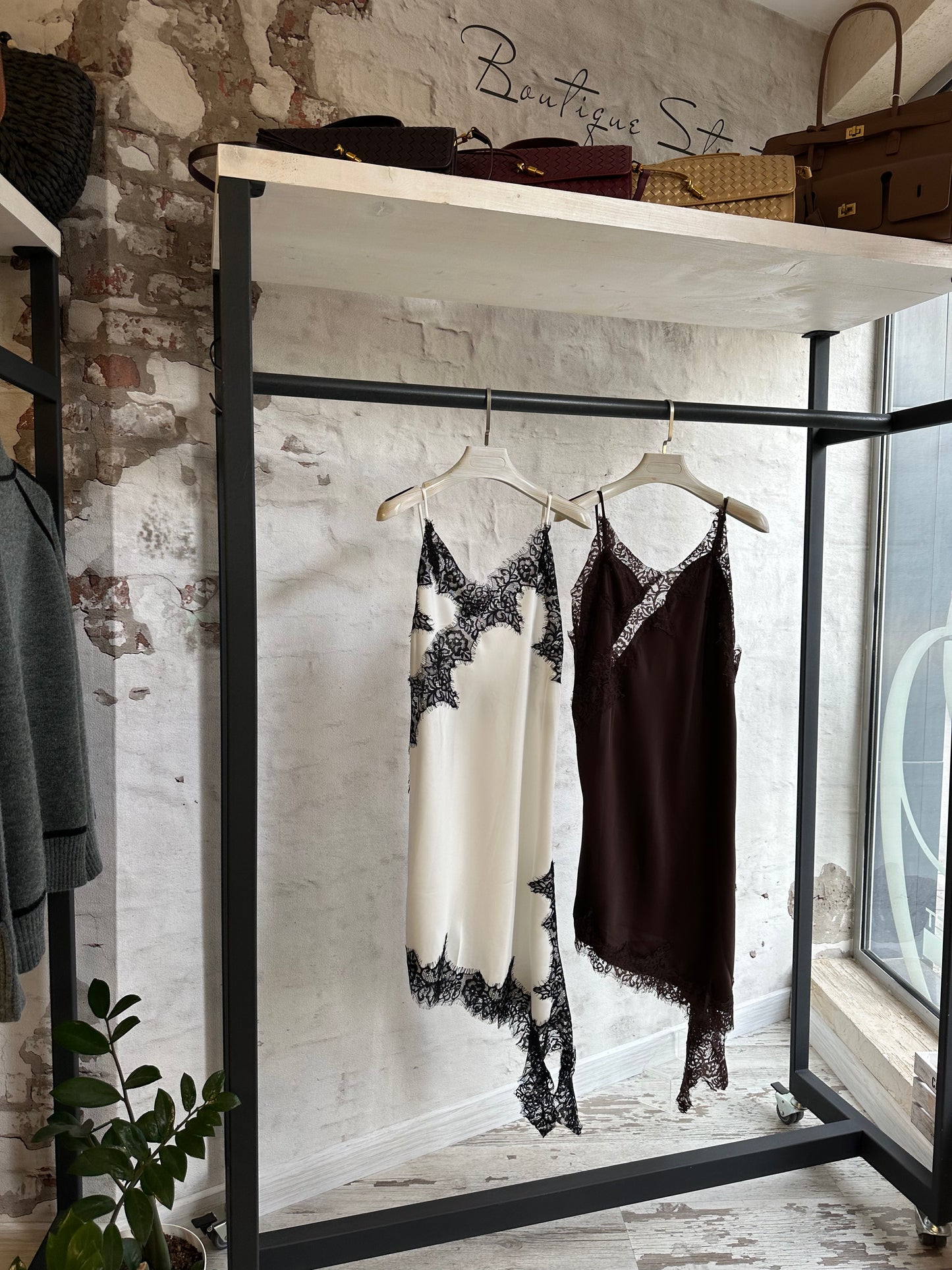 Дамска рокля с дантела-бяла