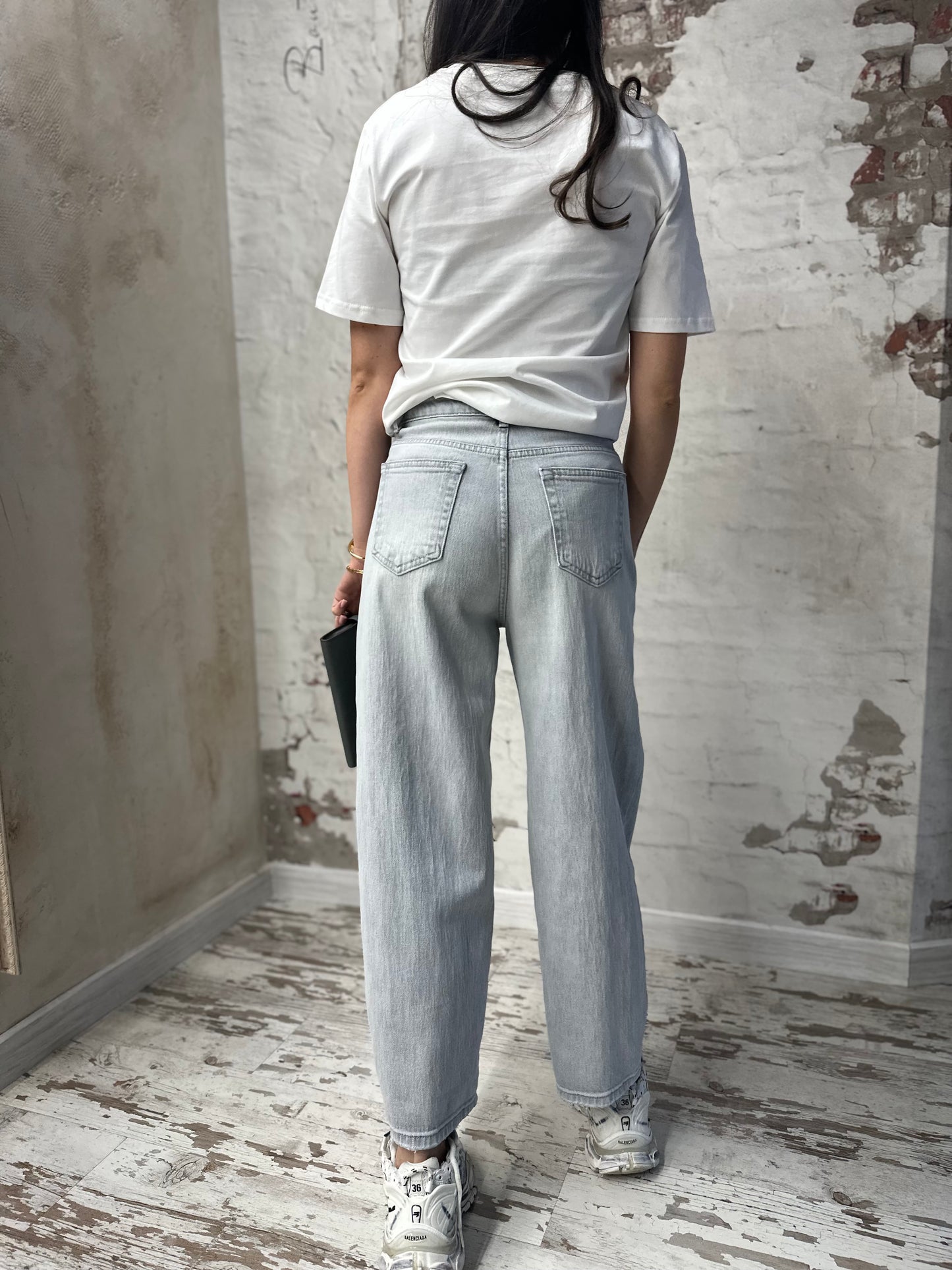 Дамски дънки с висока талия в светъл деним