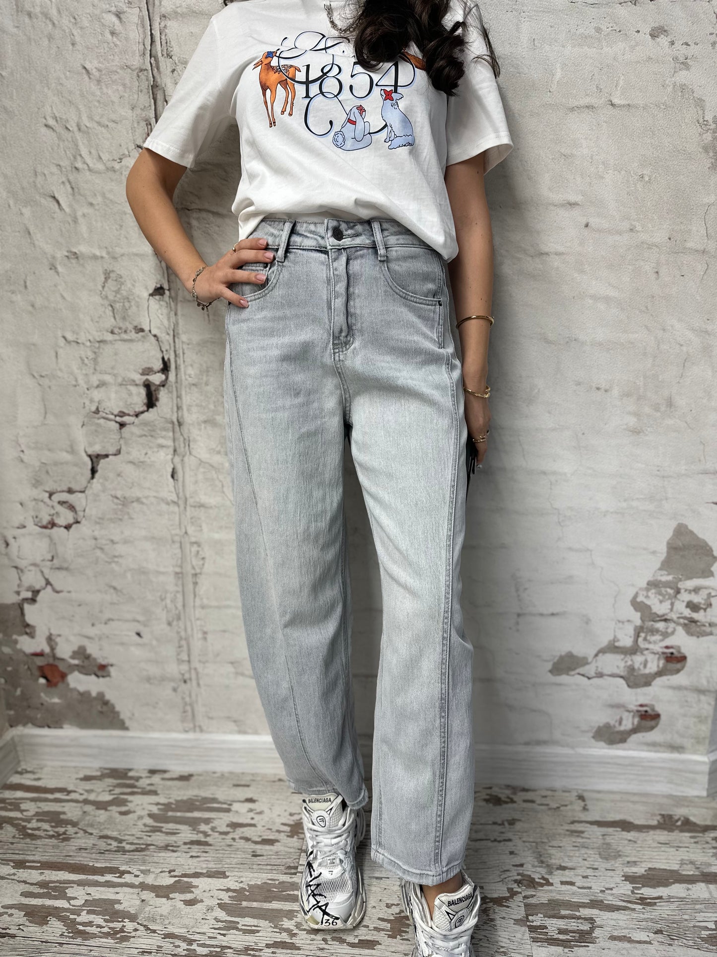 Дамски дънки с висока талия в светъл деним