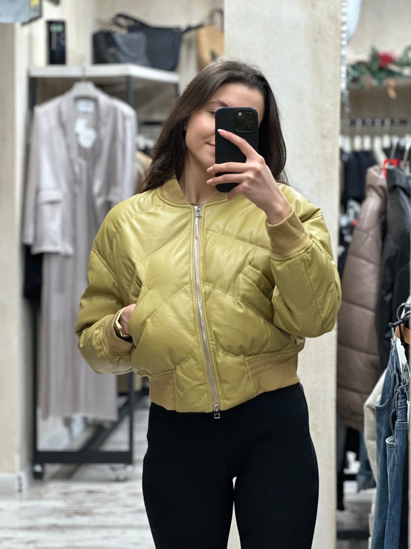 Дамско кожено бомбър яке