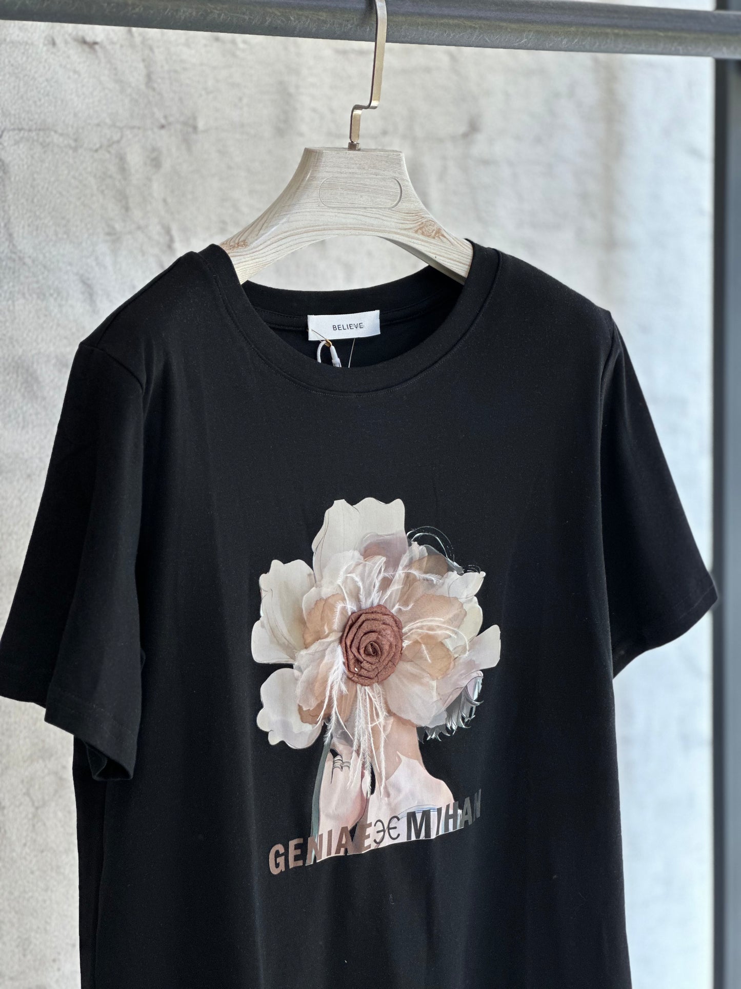 Дамска тениска Flower- черна