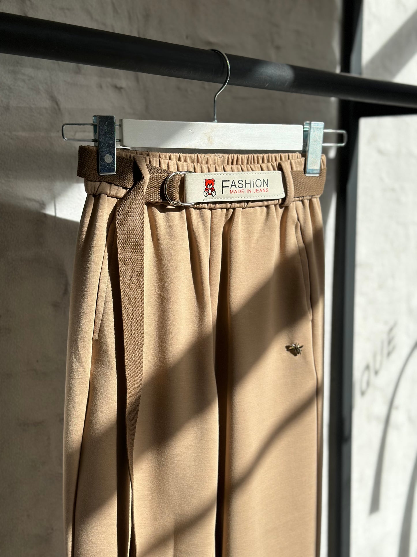 Дамски панталон с колан - бежов