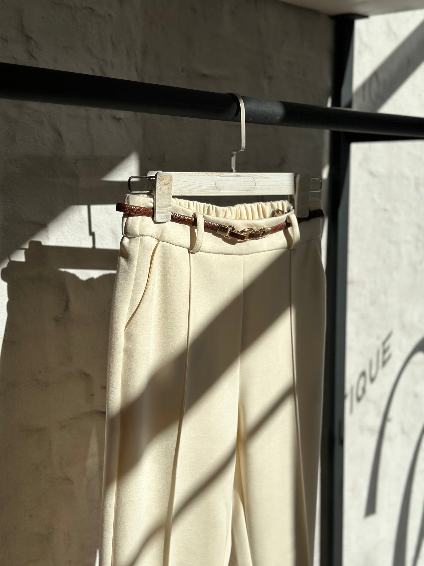 Дамски панталон с колан - кремав