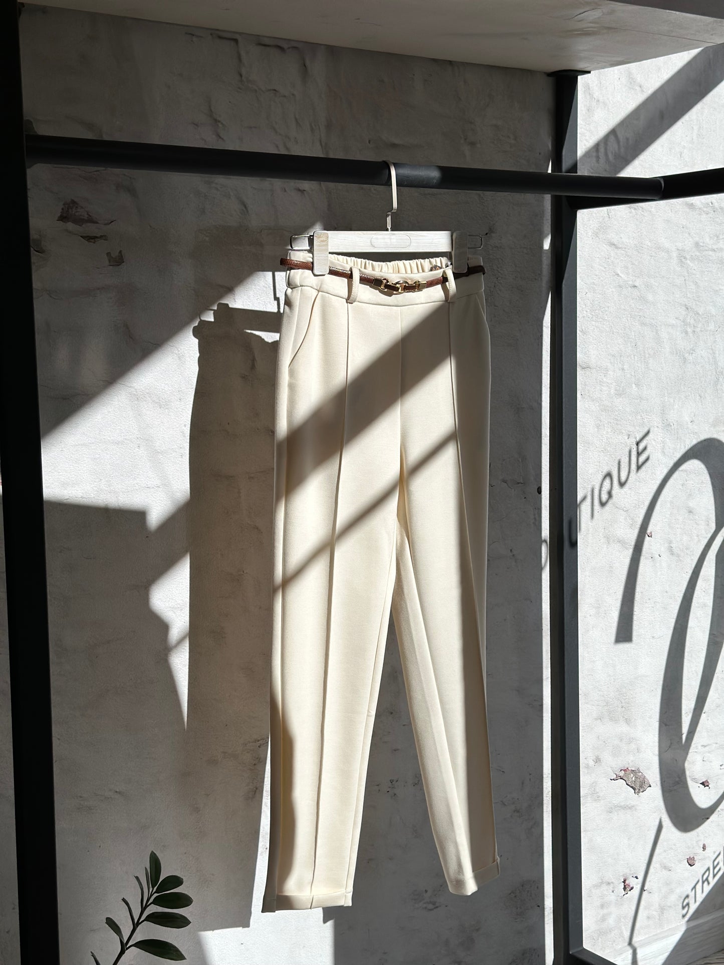 Дамски панталон с колан - кремав