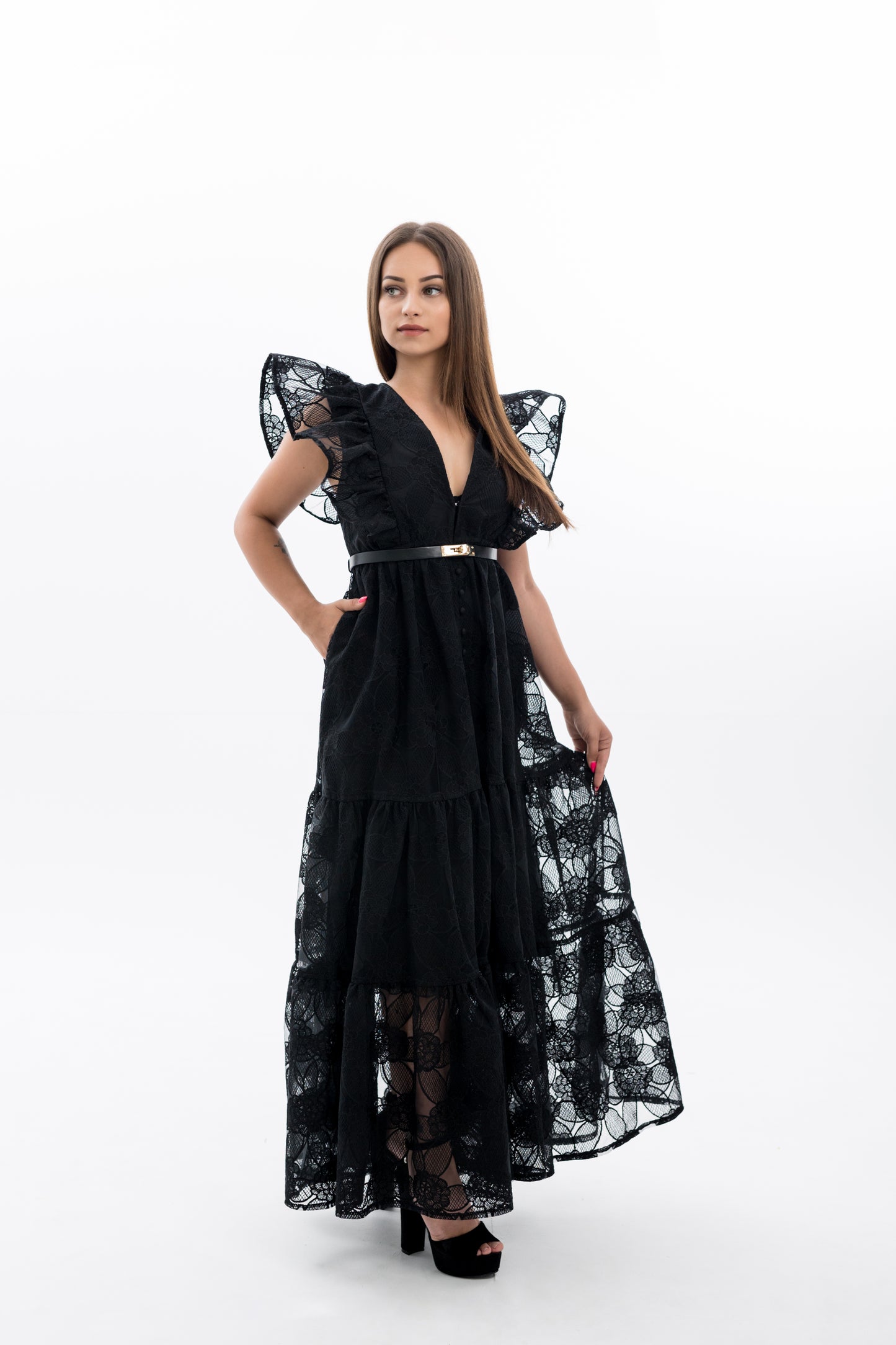 Дамска рокля с колан- бяла