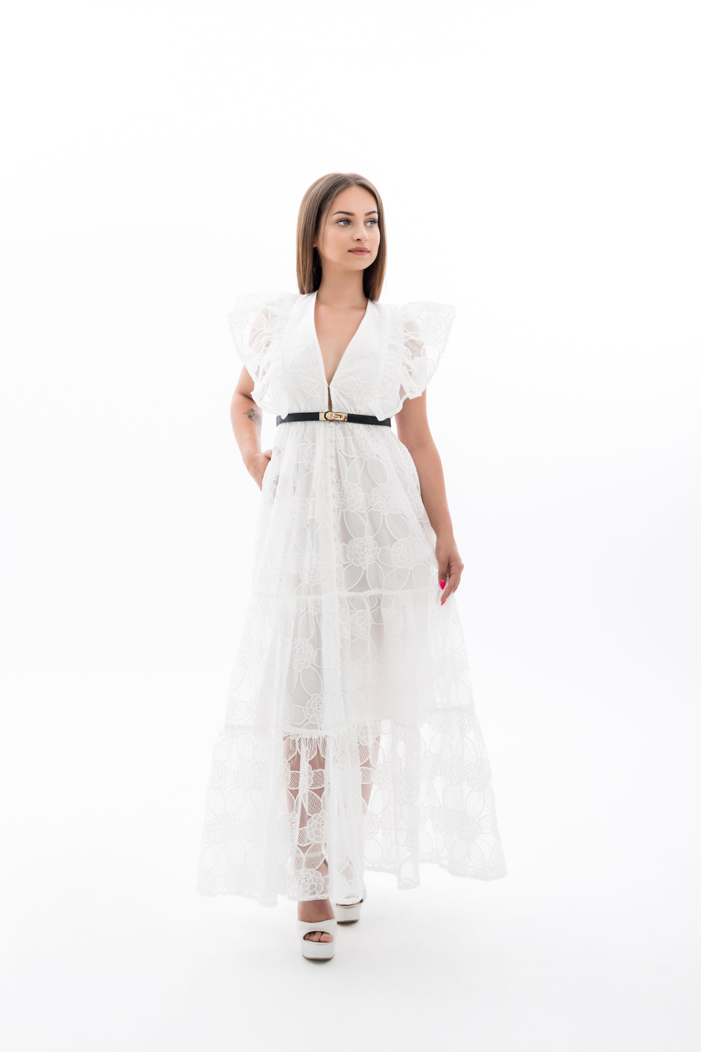 Дамска рокля с колан- бяла