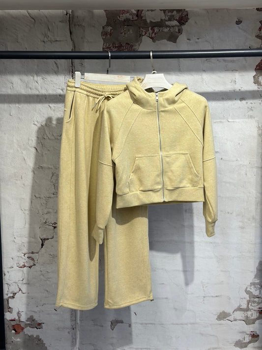 Дамски спортен екип (комплект)- светло жълт
