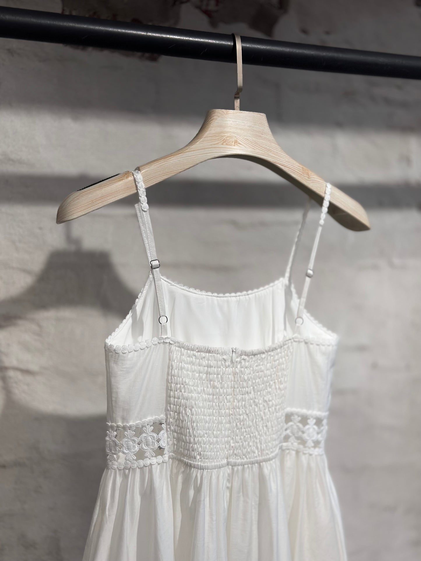 Лятна дамска бяла рокля