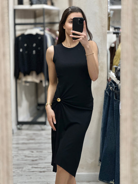 Дамска рокля с брошка на кръста