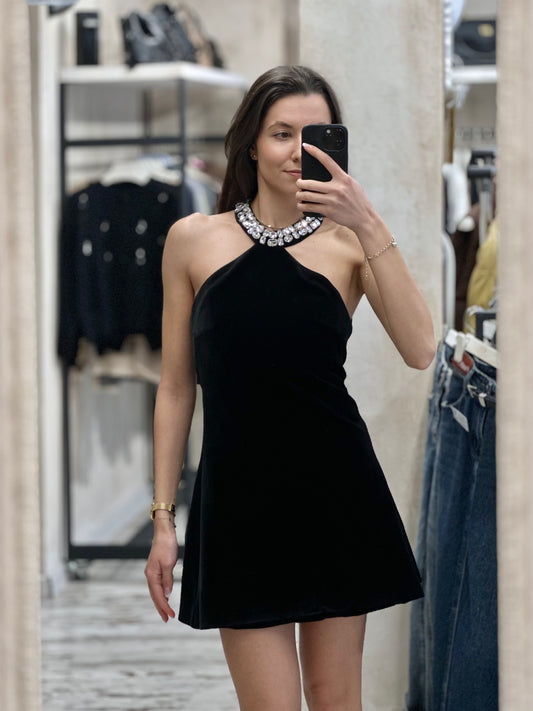 Дамска рокля с деколте от камъни