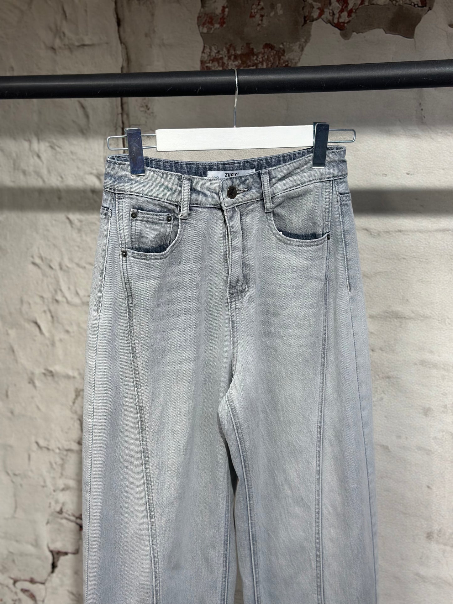 Дамски дънки с висока талия в светъл деним