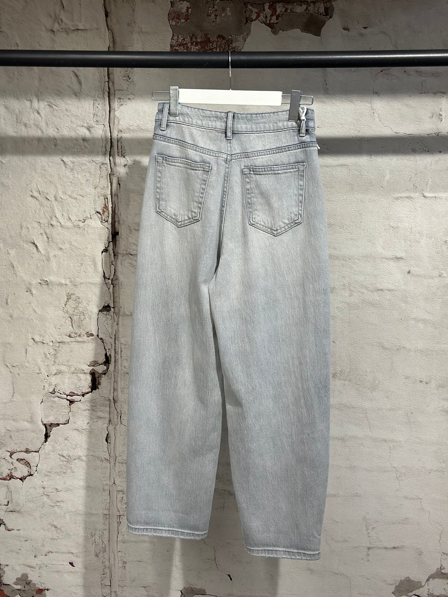 Дамски дънки с висока талия в светъл деним