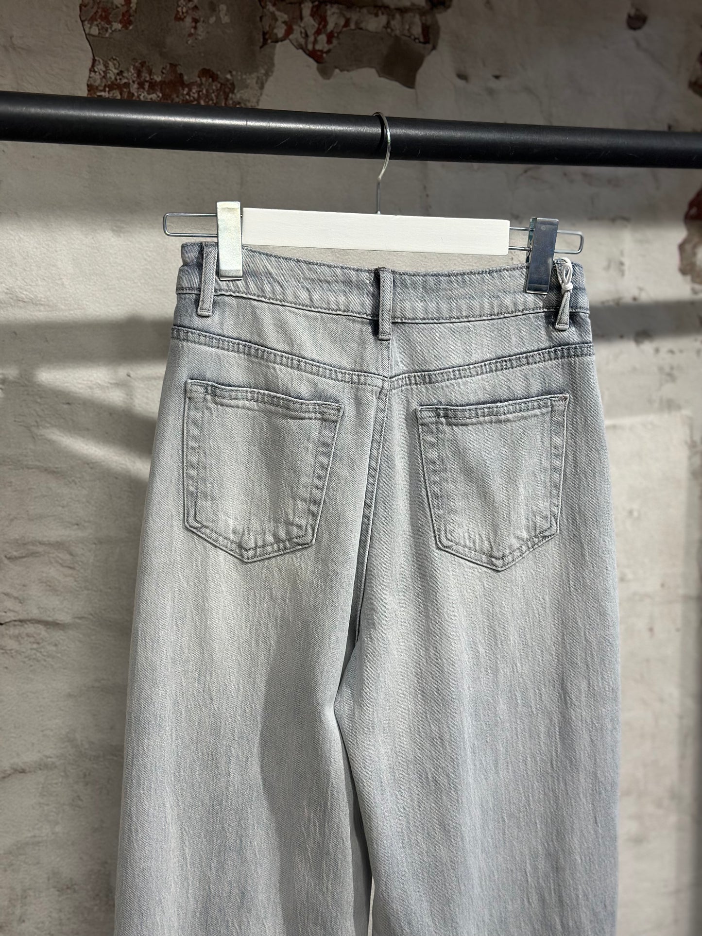 Дамски дънки с висока талия в светъл деним