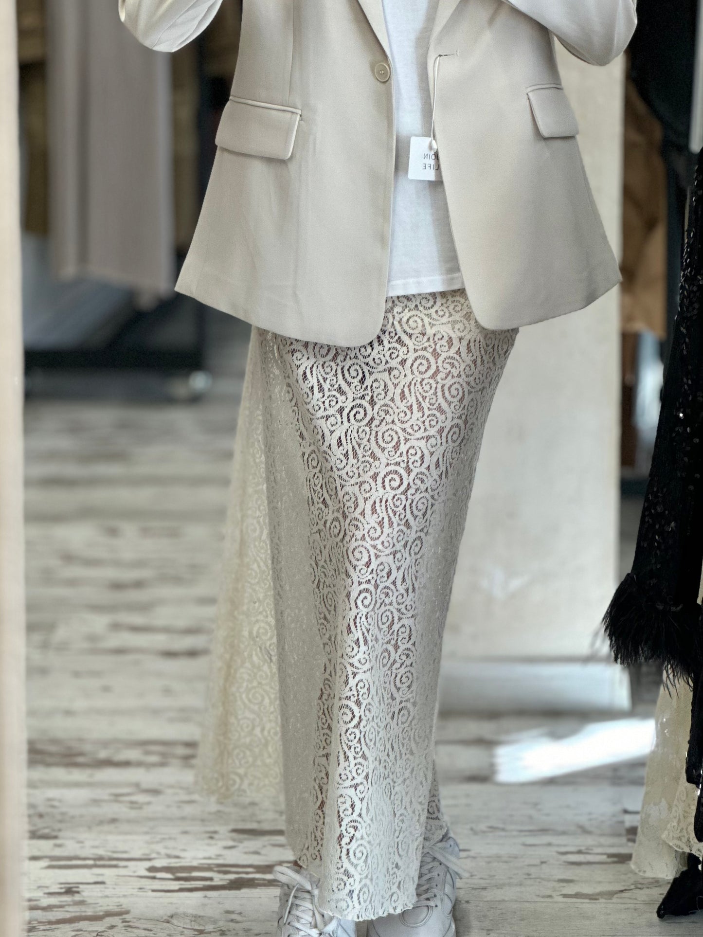 Дантелена ефирна пола