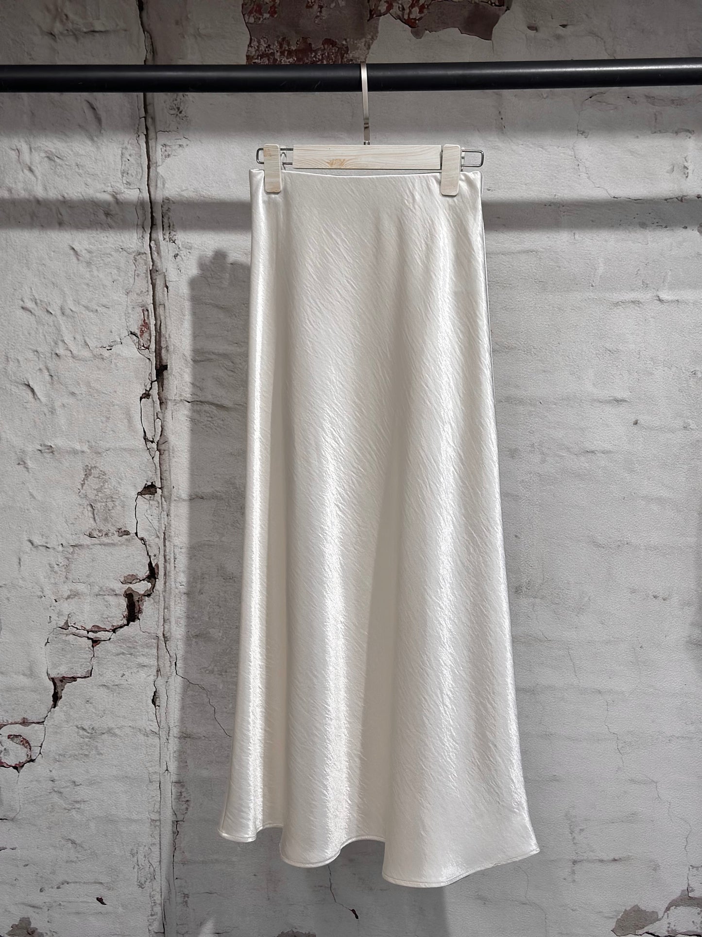 Дълга сатенена пола- крема