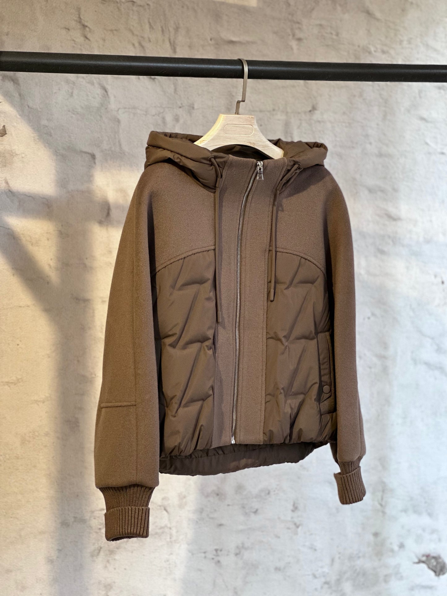 Дамско късо палто с цип-кафяво