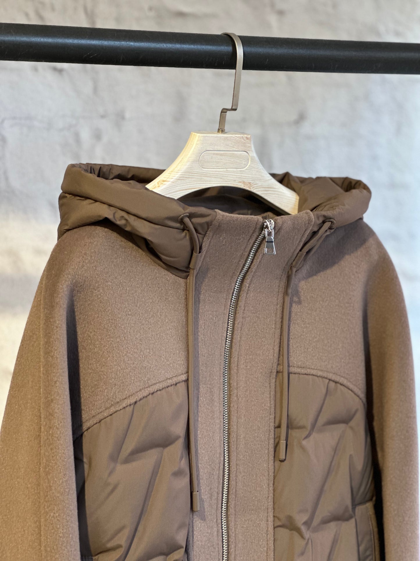 Дамско късо палто с цип-кафяво