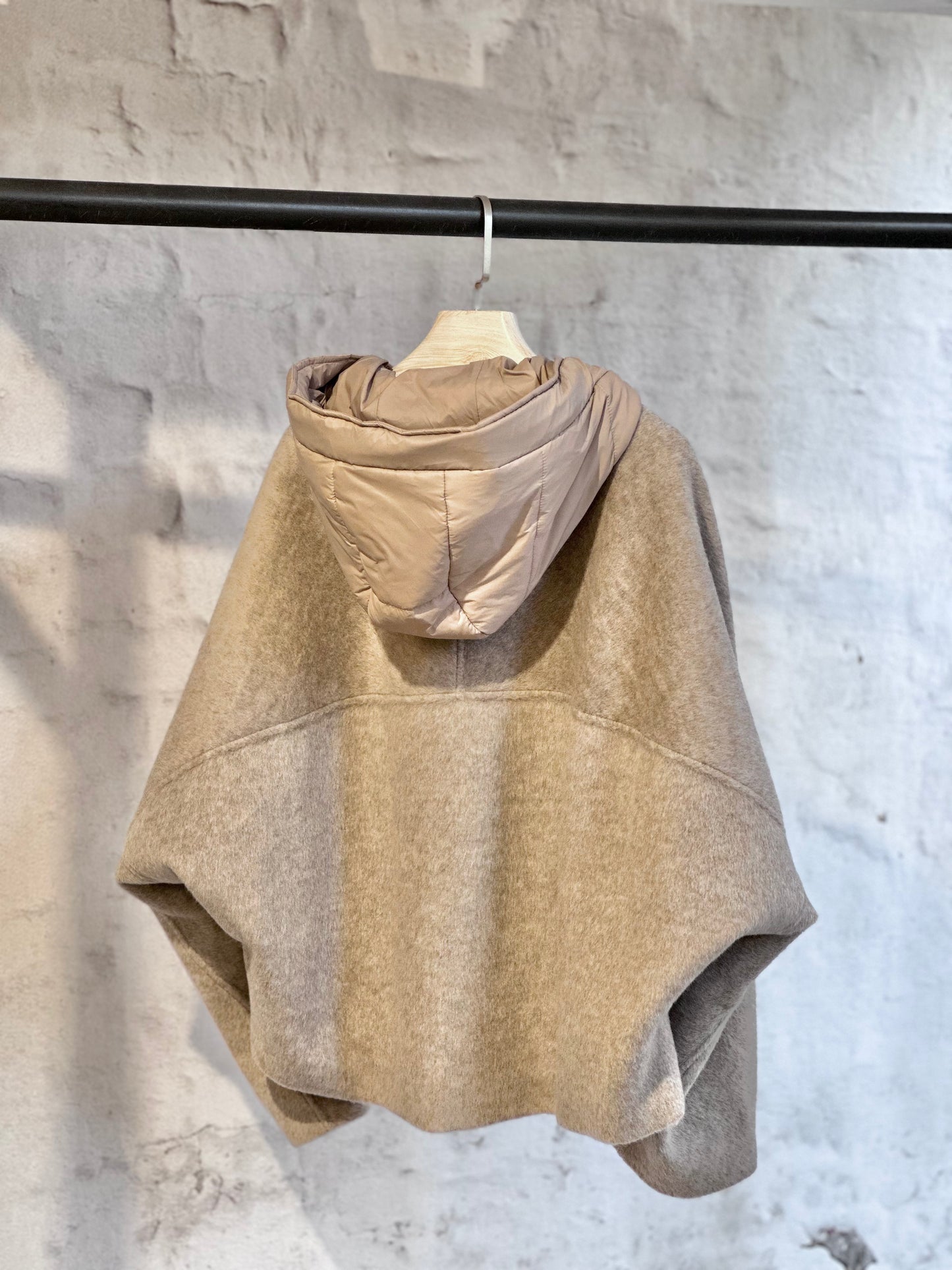 Дамско късо палто-бежово