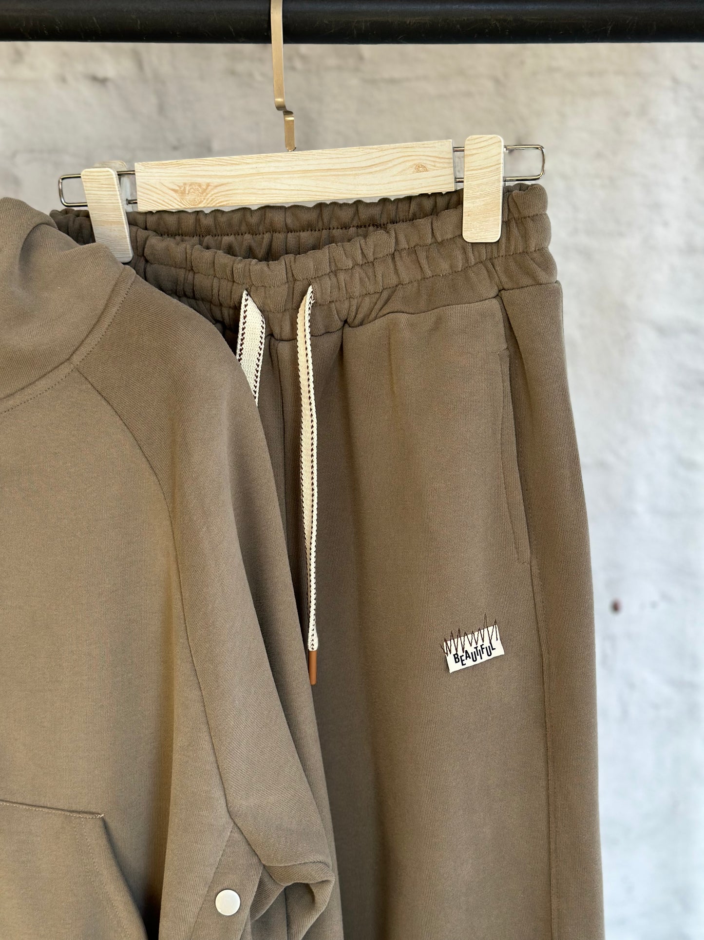 Дамски спортен екип (комплект)- кафяв