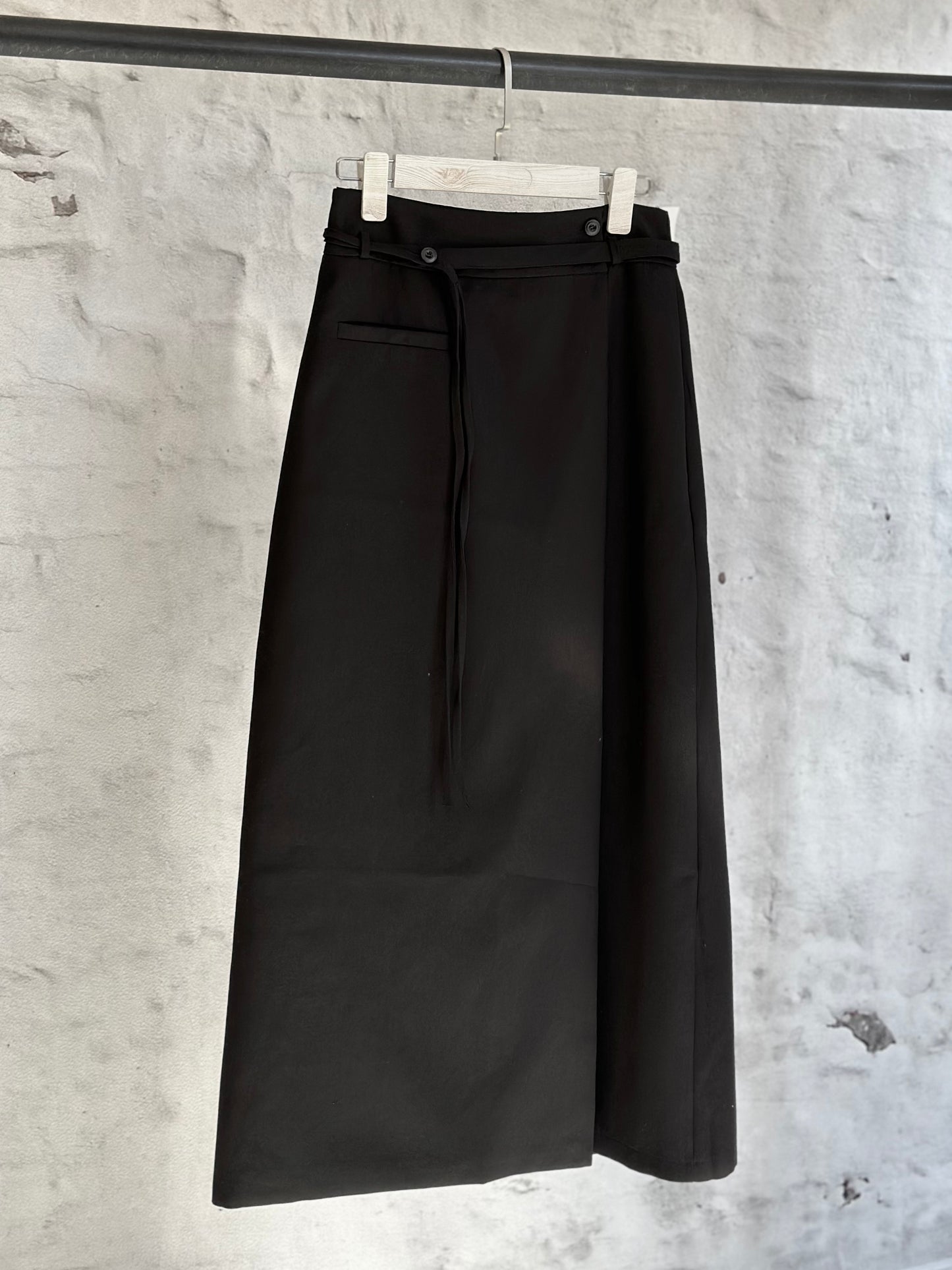 Дамска пола-черна