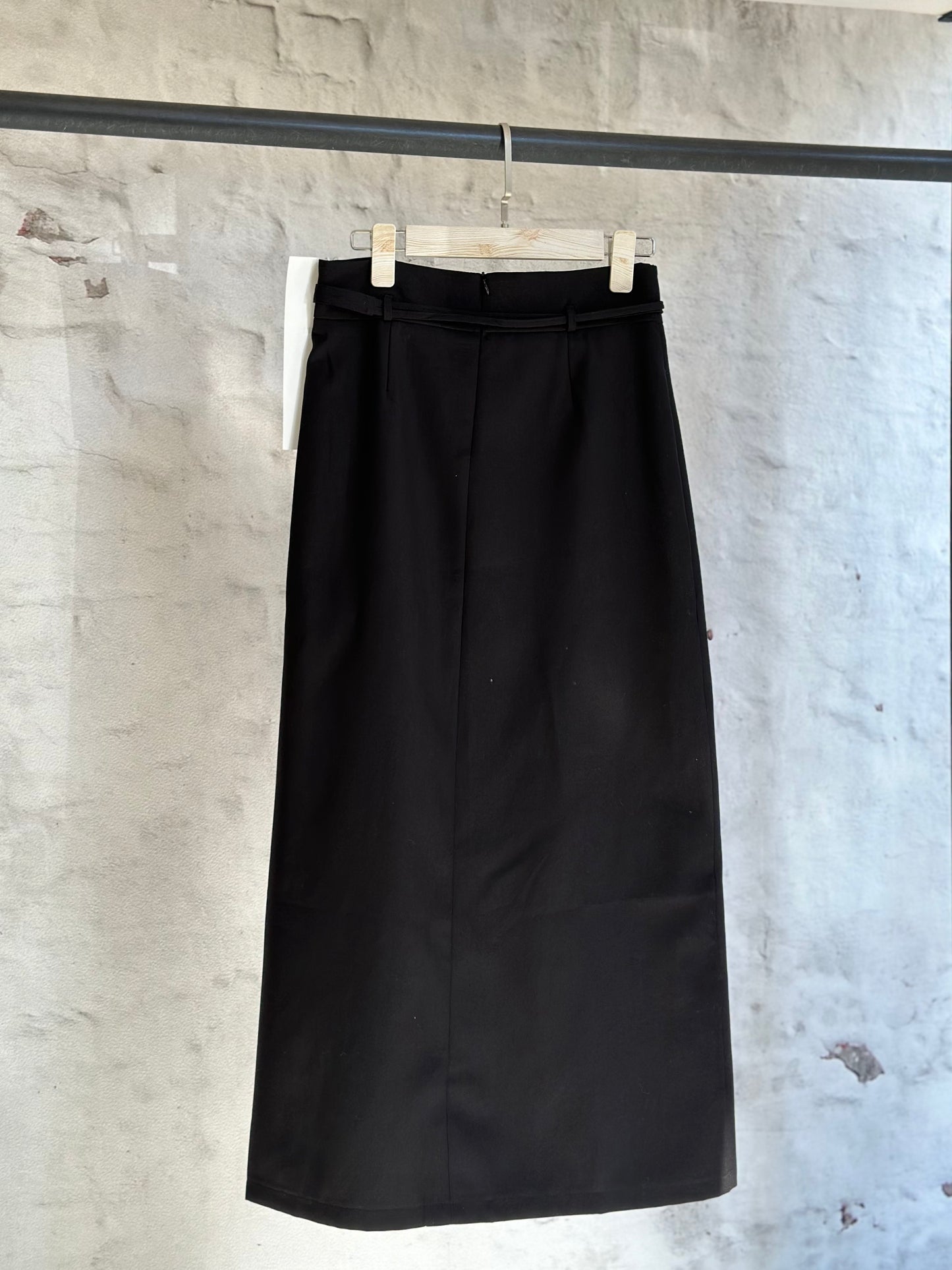 Дамска пола-черна