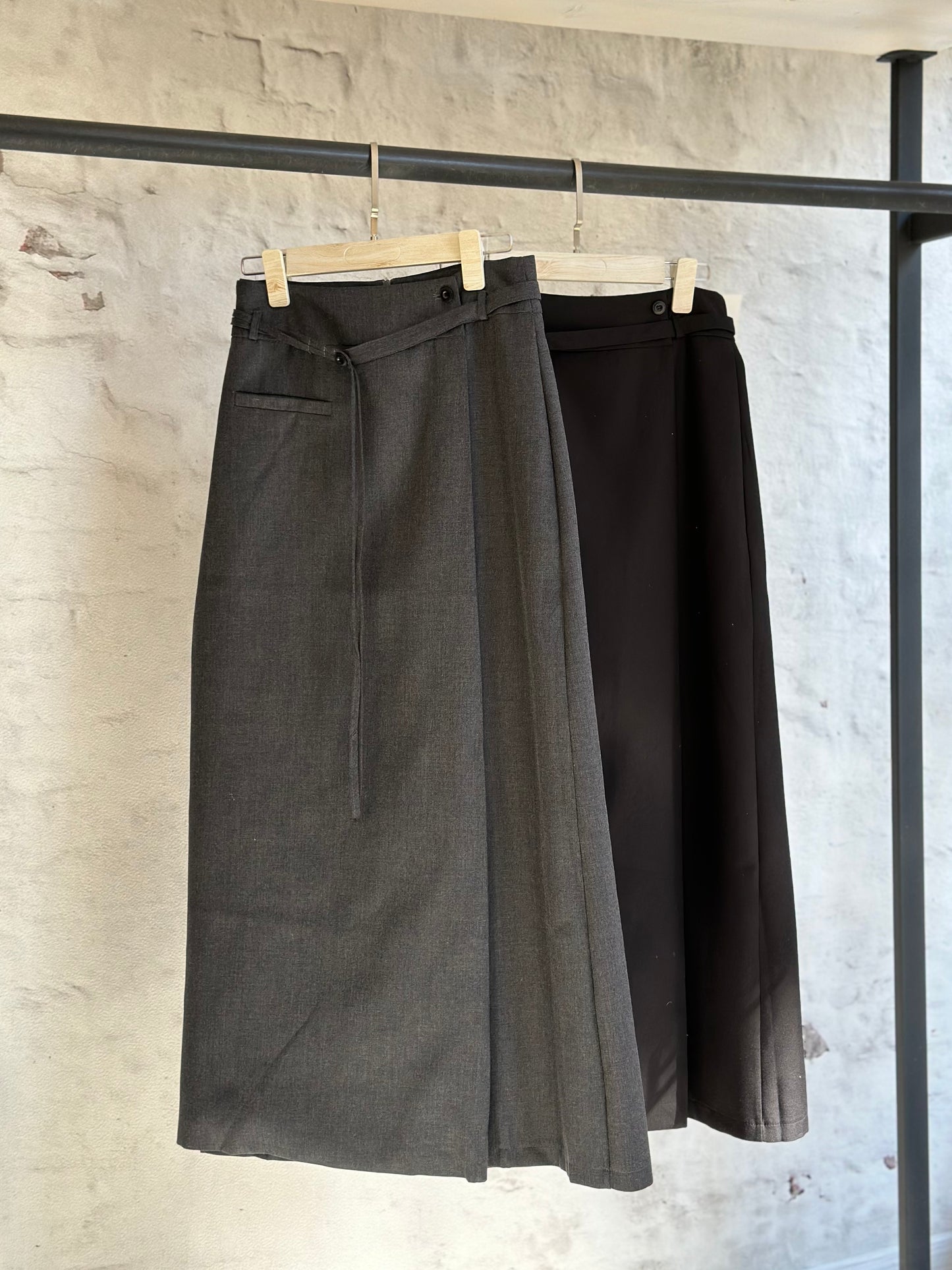 Дамска пола-черна