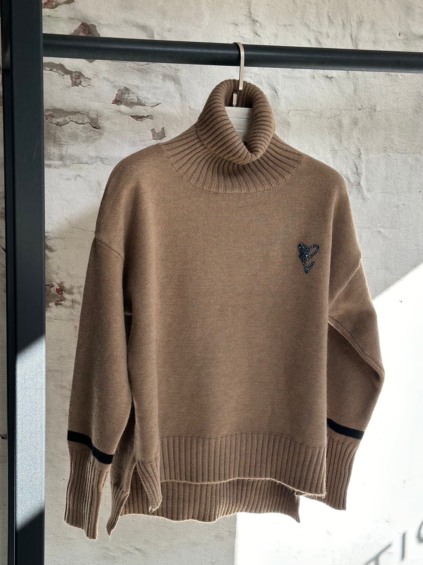 Дамски пуловер поло-бежов