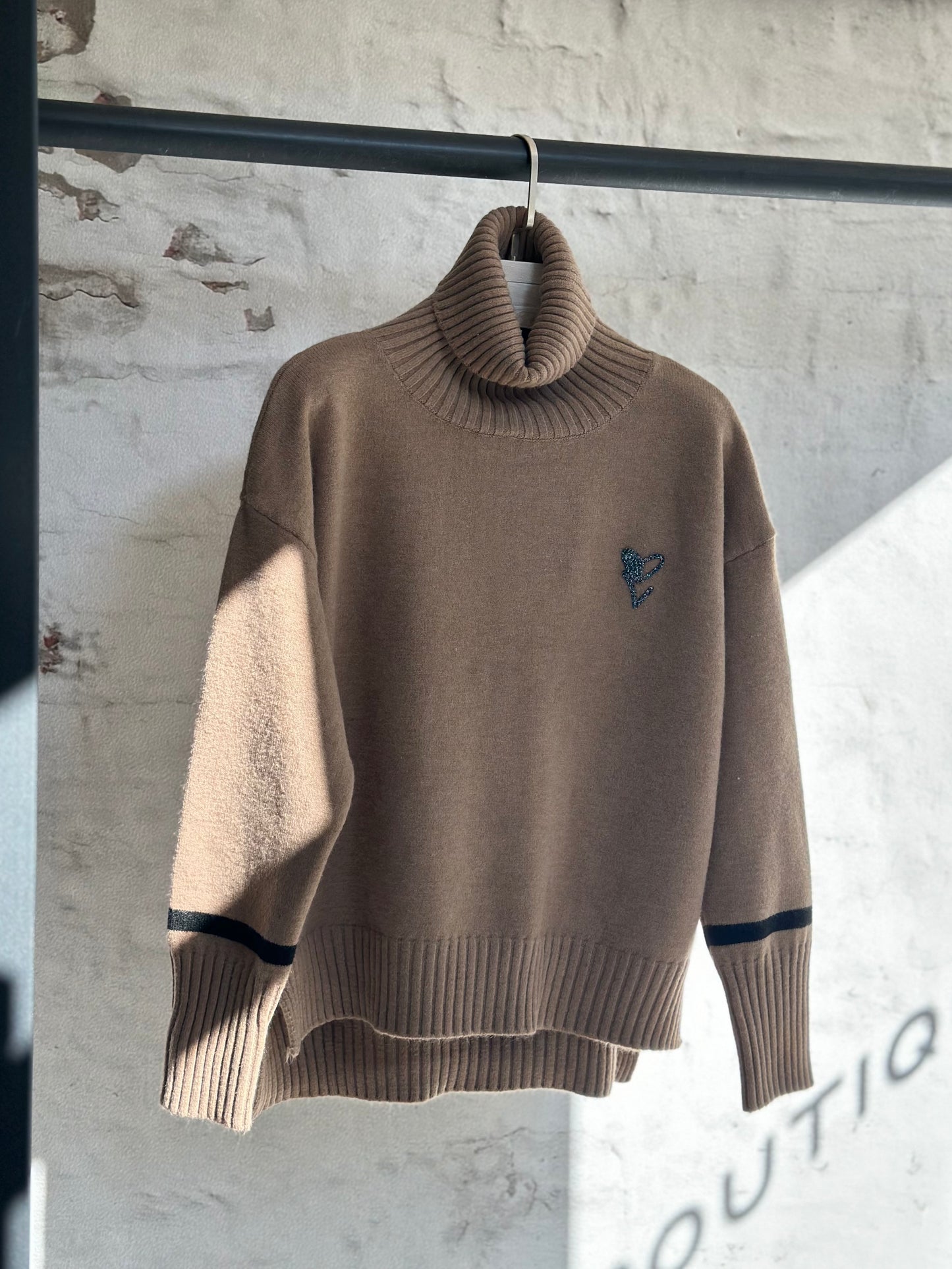 Дамски пуловер поло-бежов