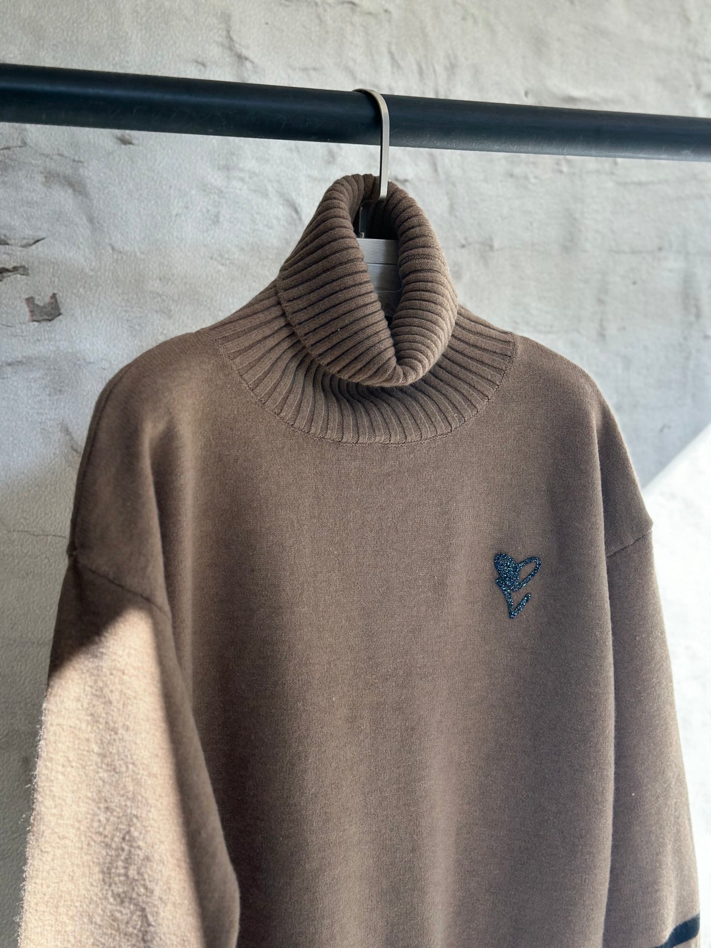 Дамски пуловер поло-бежов