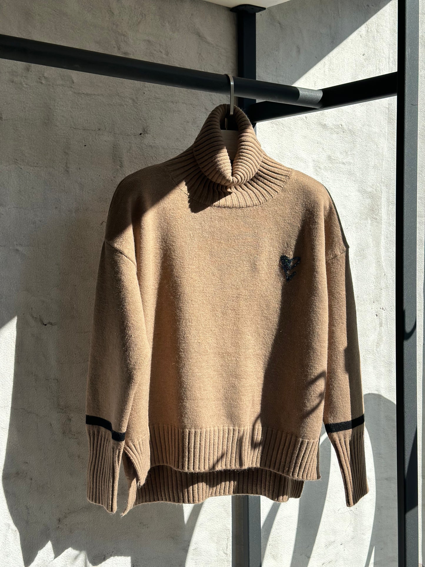 Дамски пуловер поло-бежов