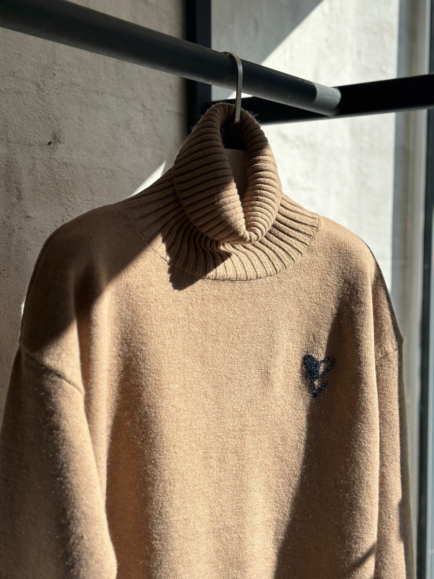 Дамски пуловер поло-бежов