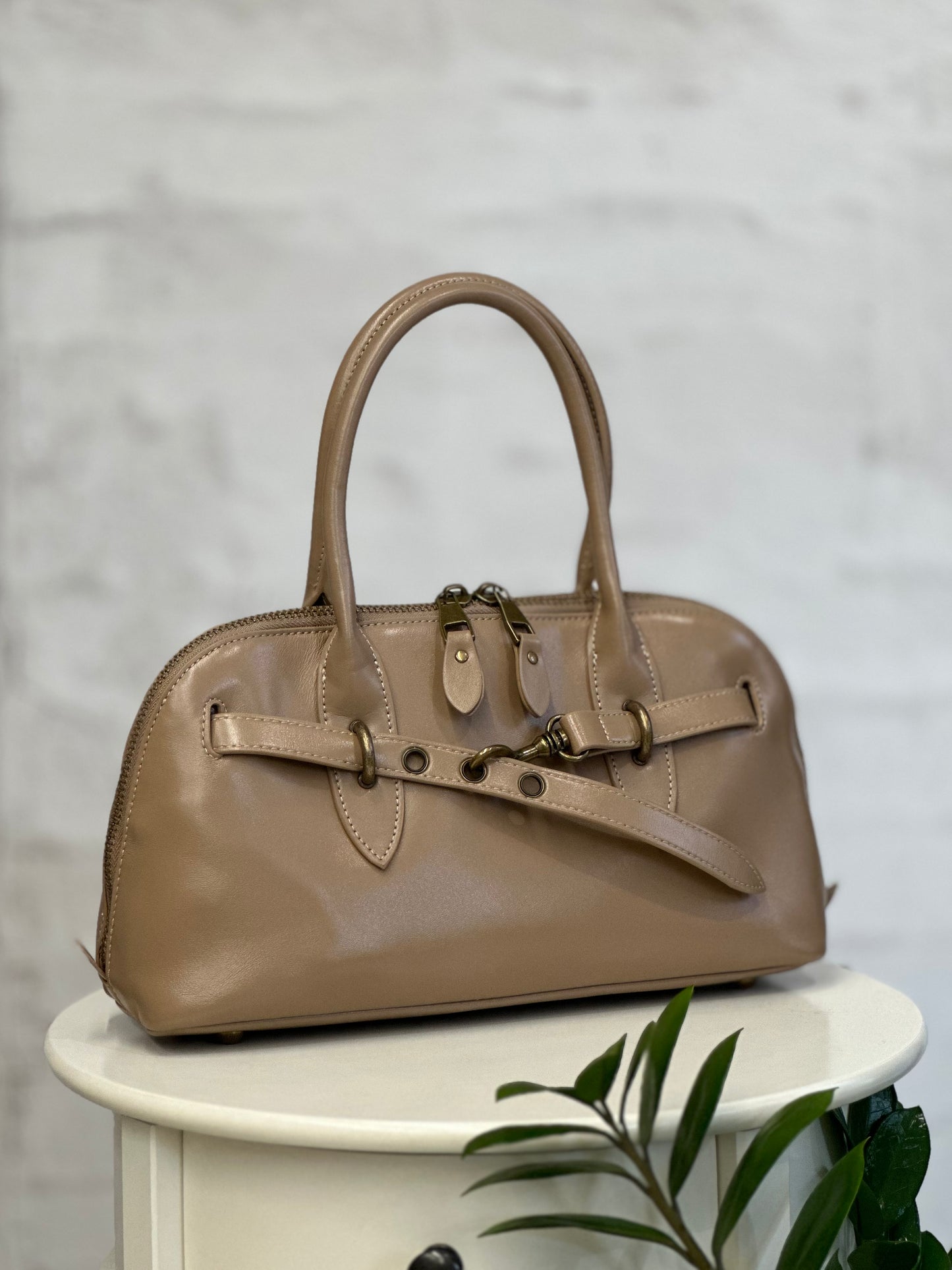 Дамска чанта от естествена кожа - бежова