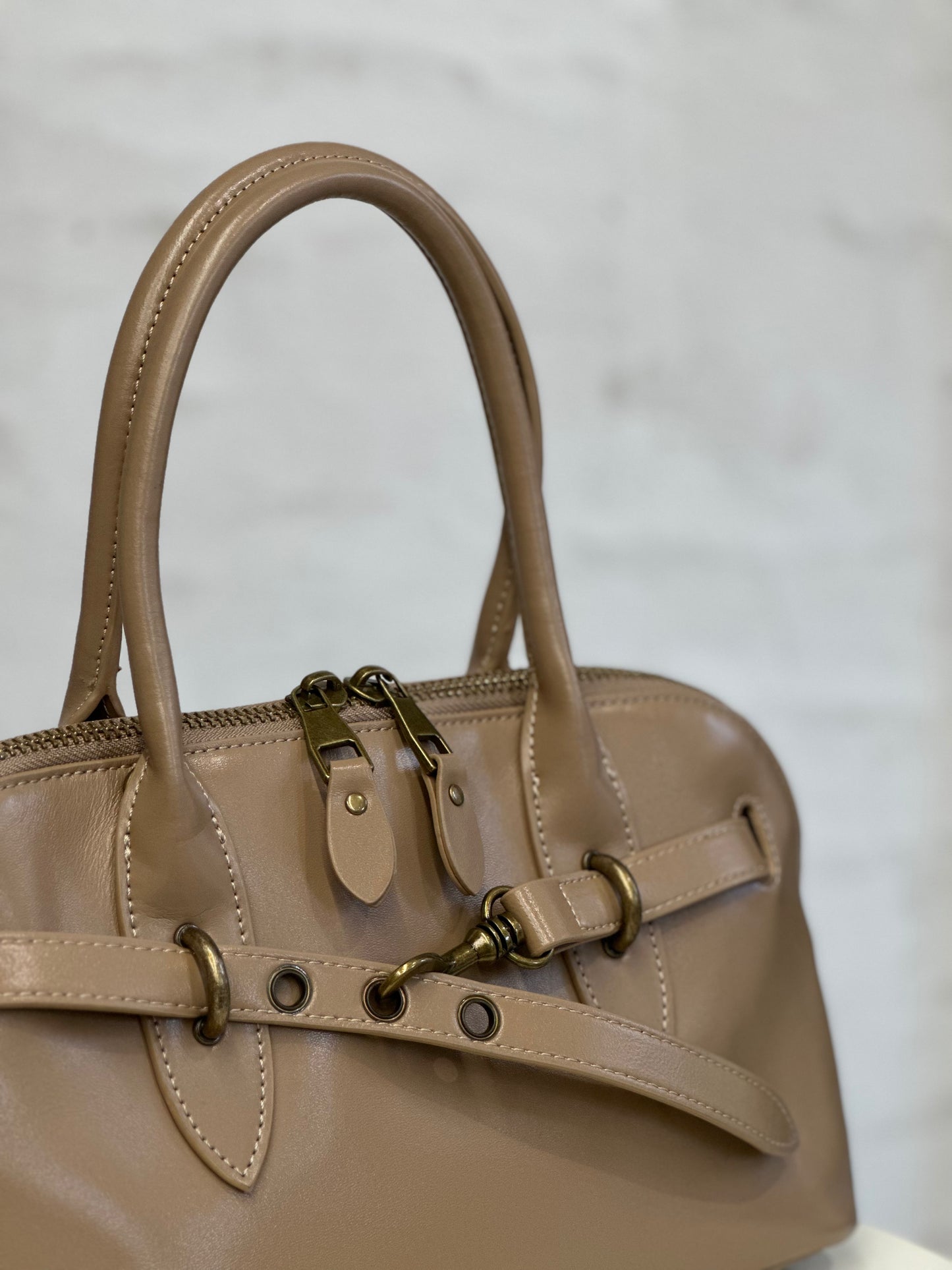 Дамска чанта от естествена кожа - бежова