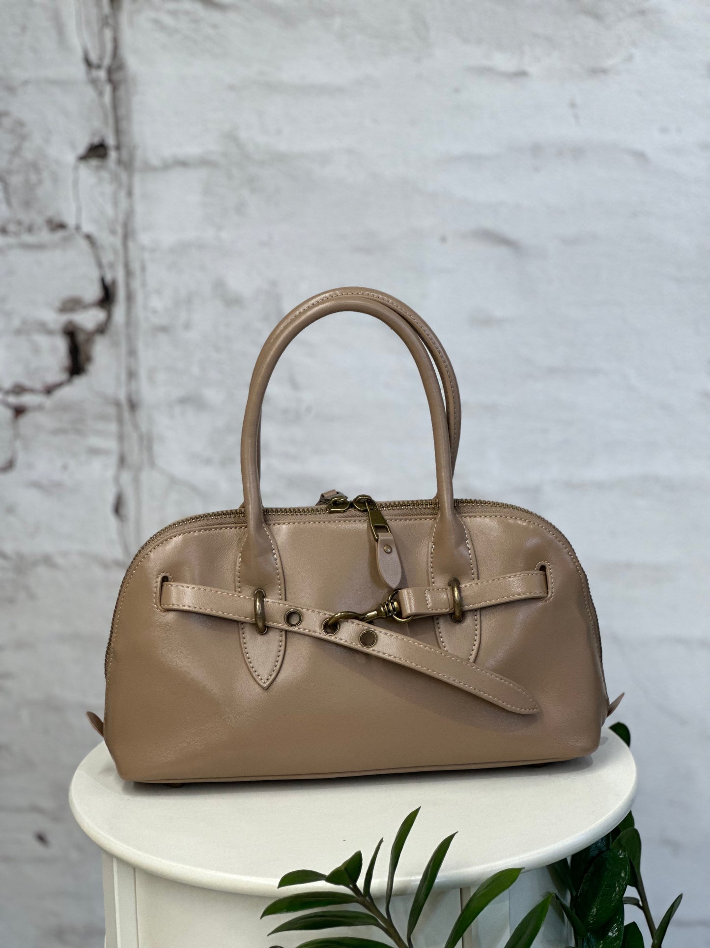 Дамска чанта от естествена кожа - бежова