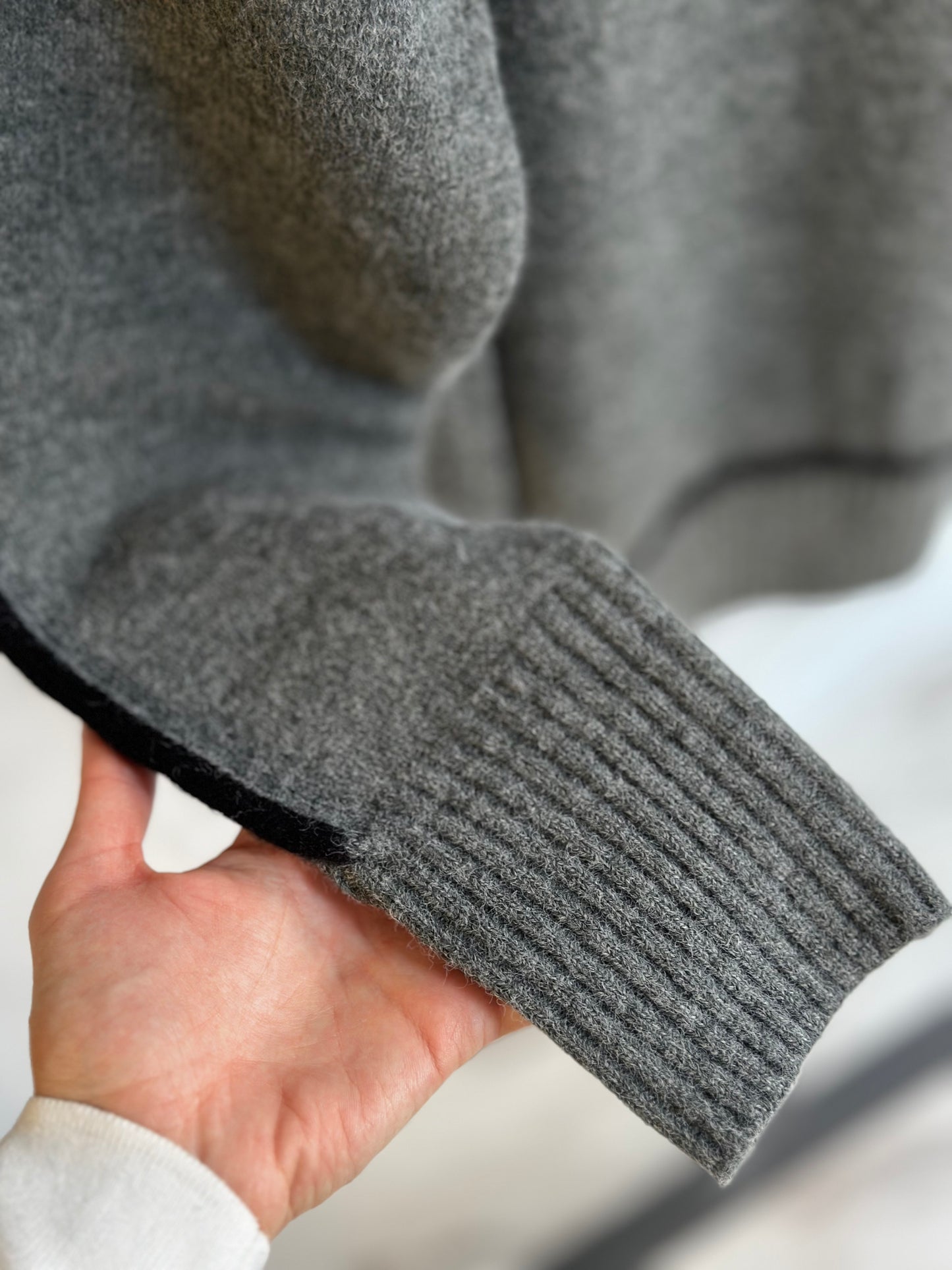 Дамски пуловер поло-сив