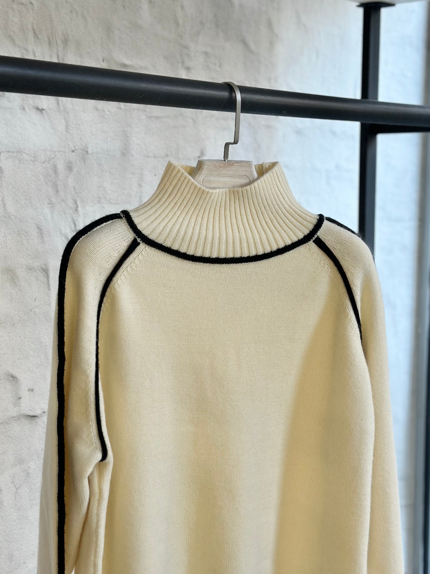 Дамски пуловер поло-крема