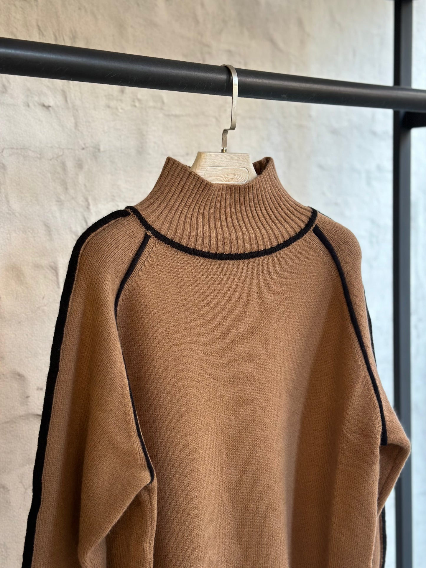 Дамски пуловер поло-кафяв